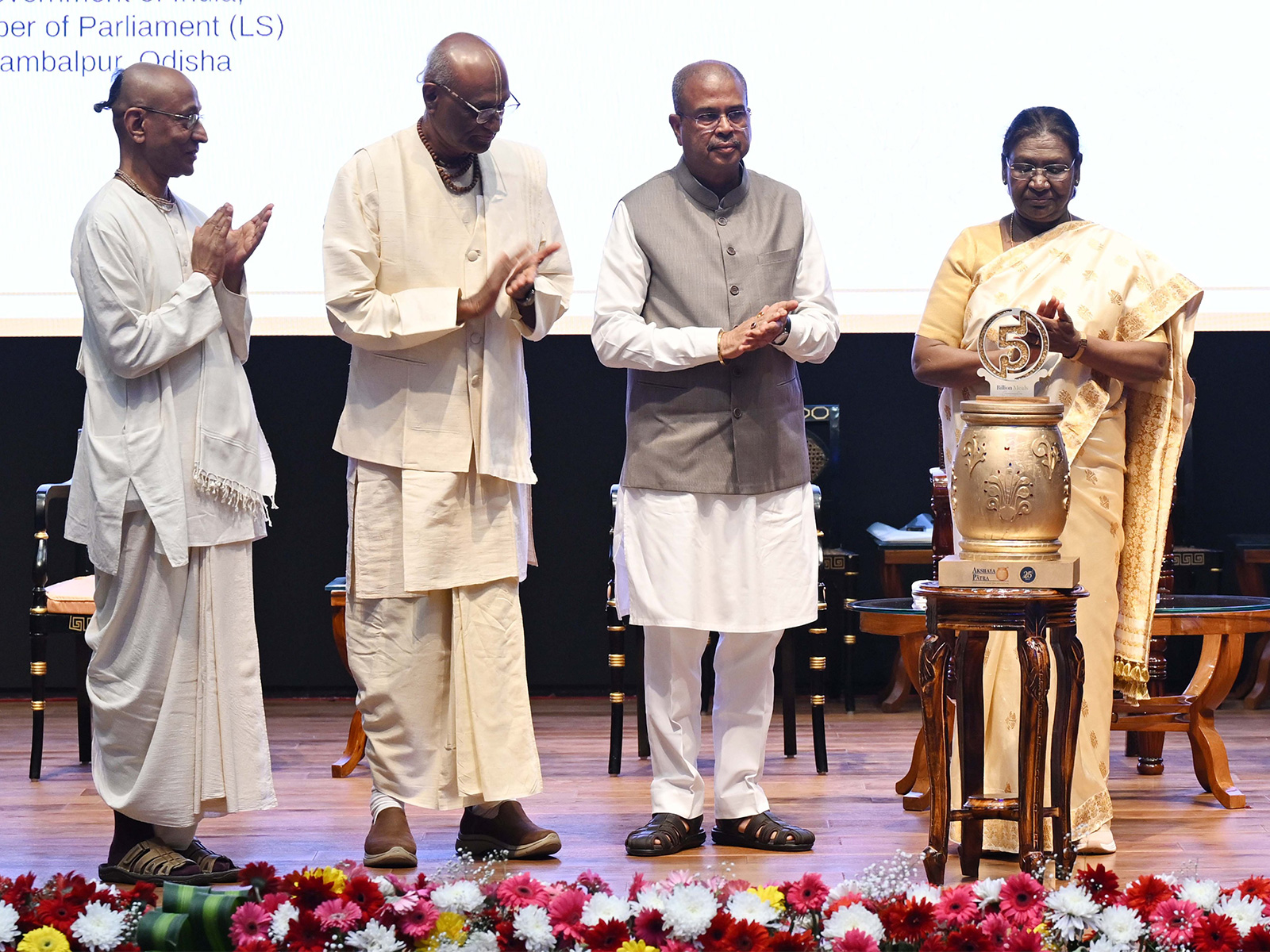 President Murmu graces an event to commemorate 5 billion meals of Akshaya Patra foundation (Photo/@rashtrapatibhvn/X)