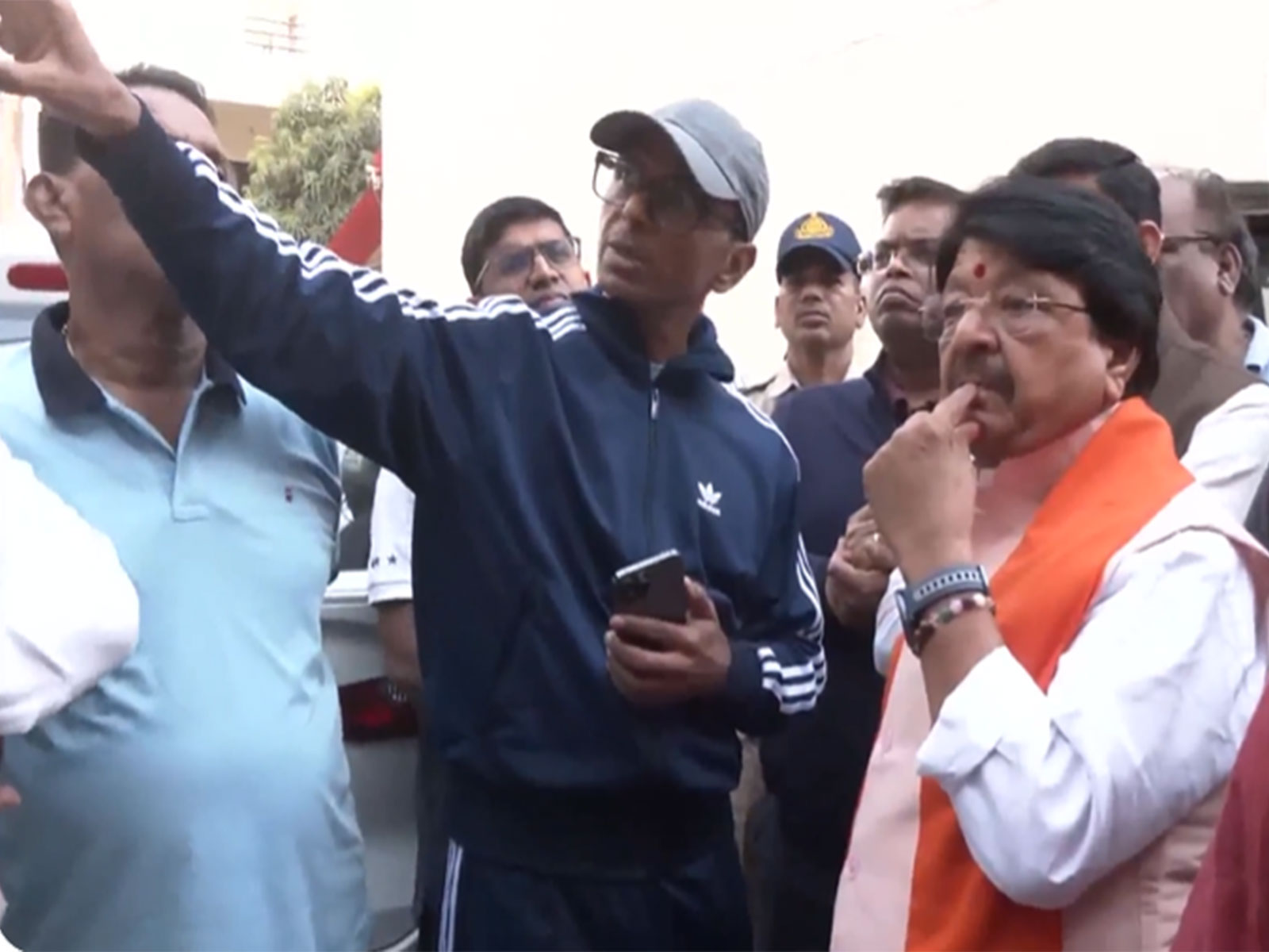 MP Minister Kailash Vijayvargiya with Indore police commissioner (Photo/ANI)