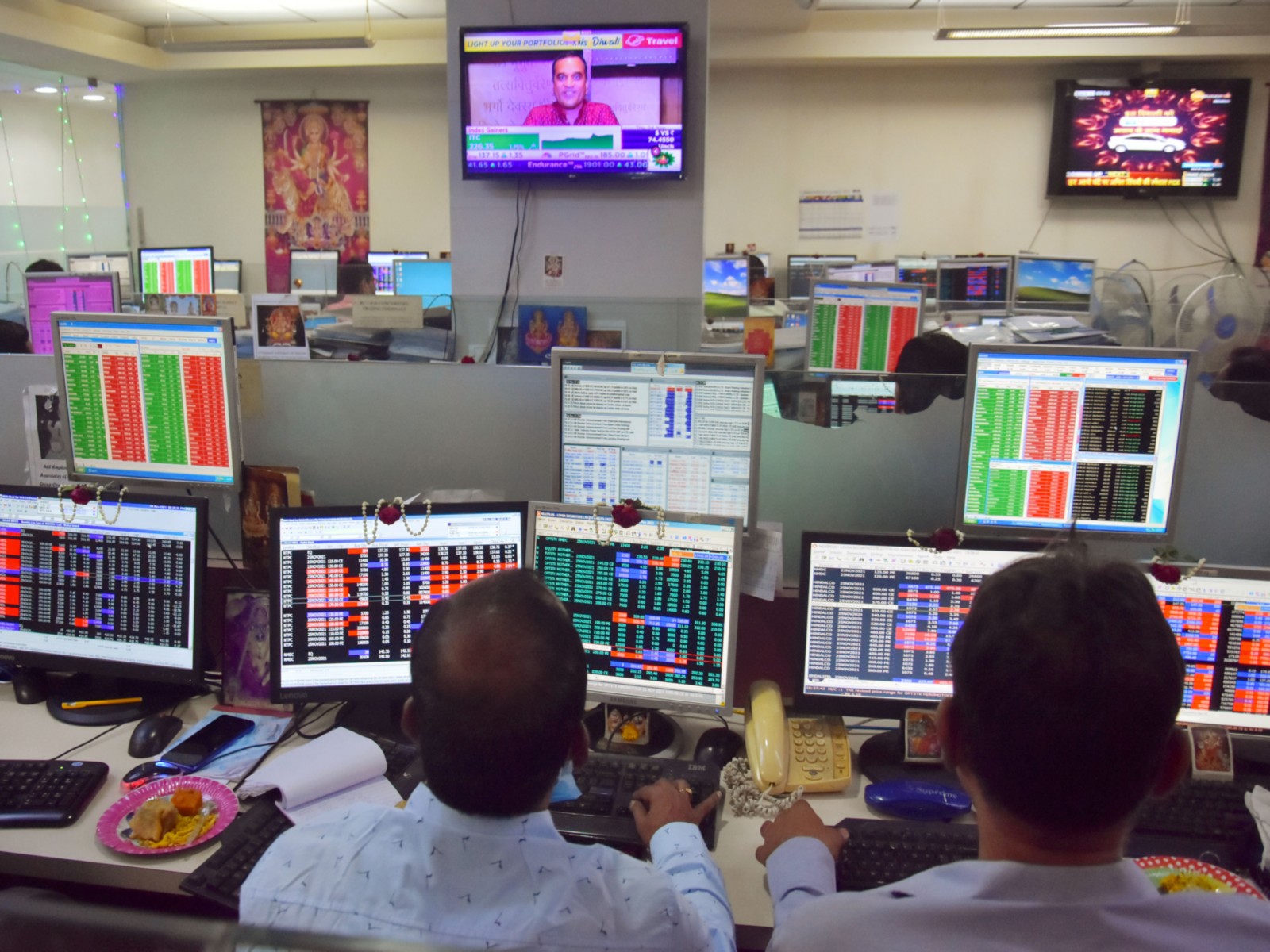 Shareholders and brokers executing trade orders in stock market (File Photo-ANI)