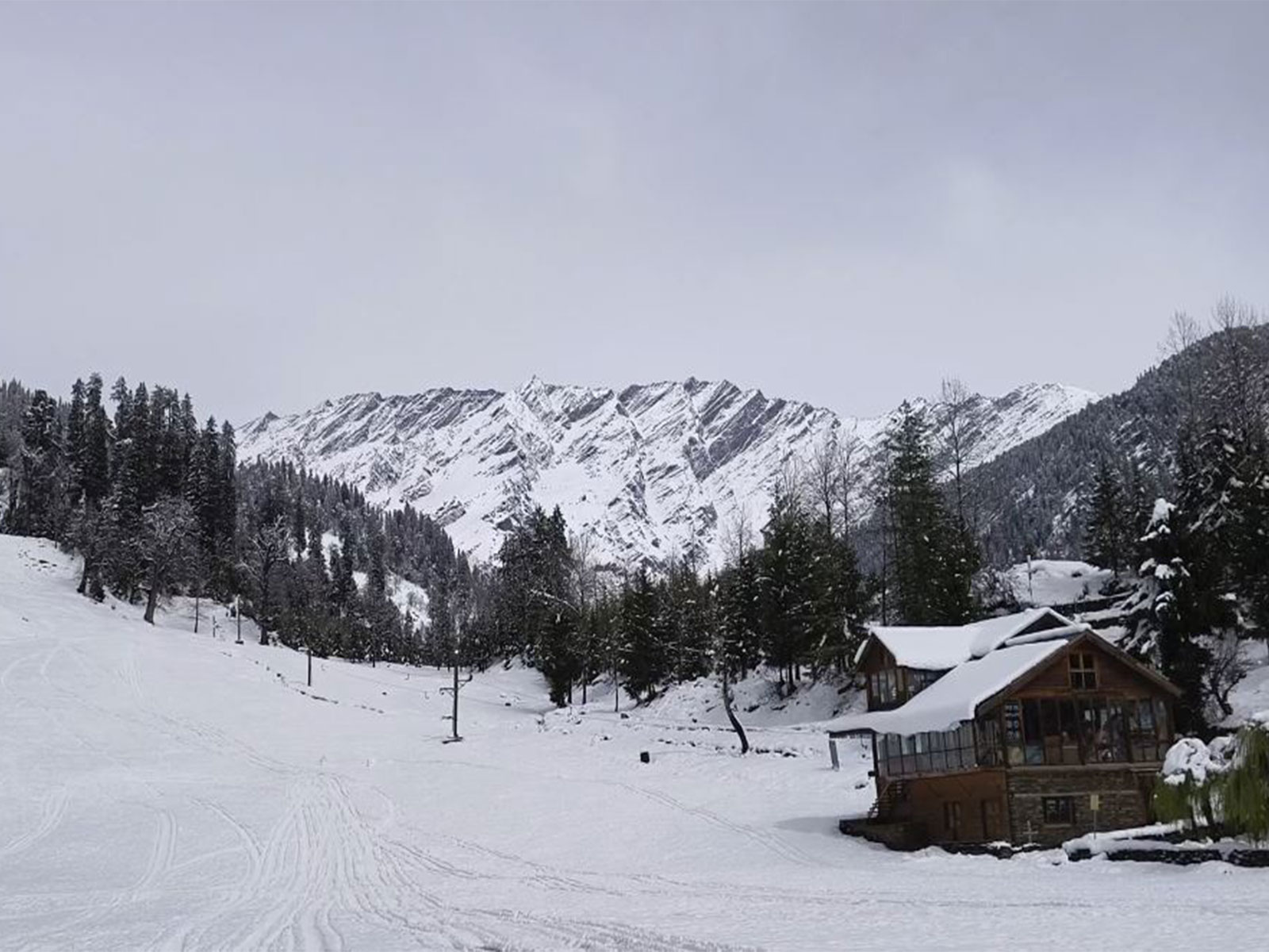 Solang Valley receive fresh snowfall in March (Photo/ANI)