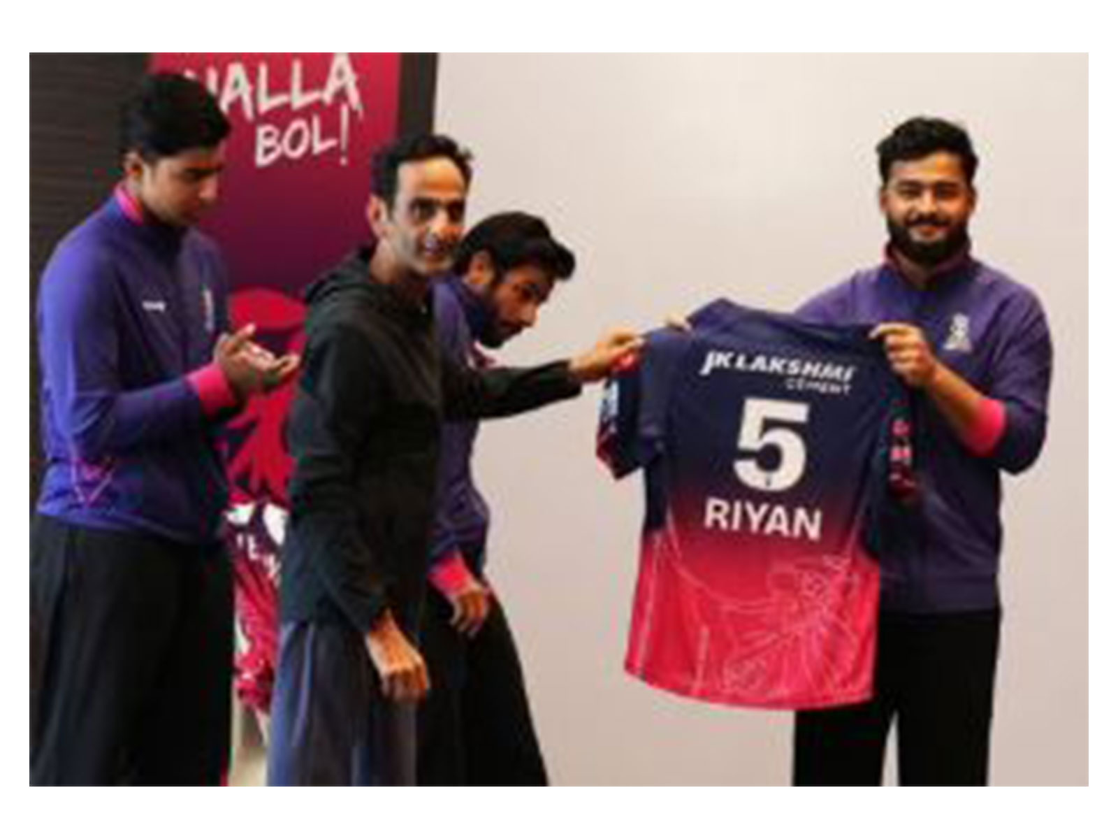 Riyan Parag with Rajasthan Royals' new jersey. (Photo/Instagram@Rajasthan Royals)