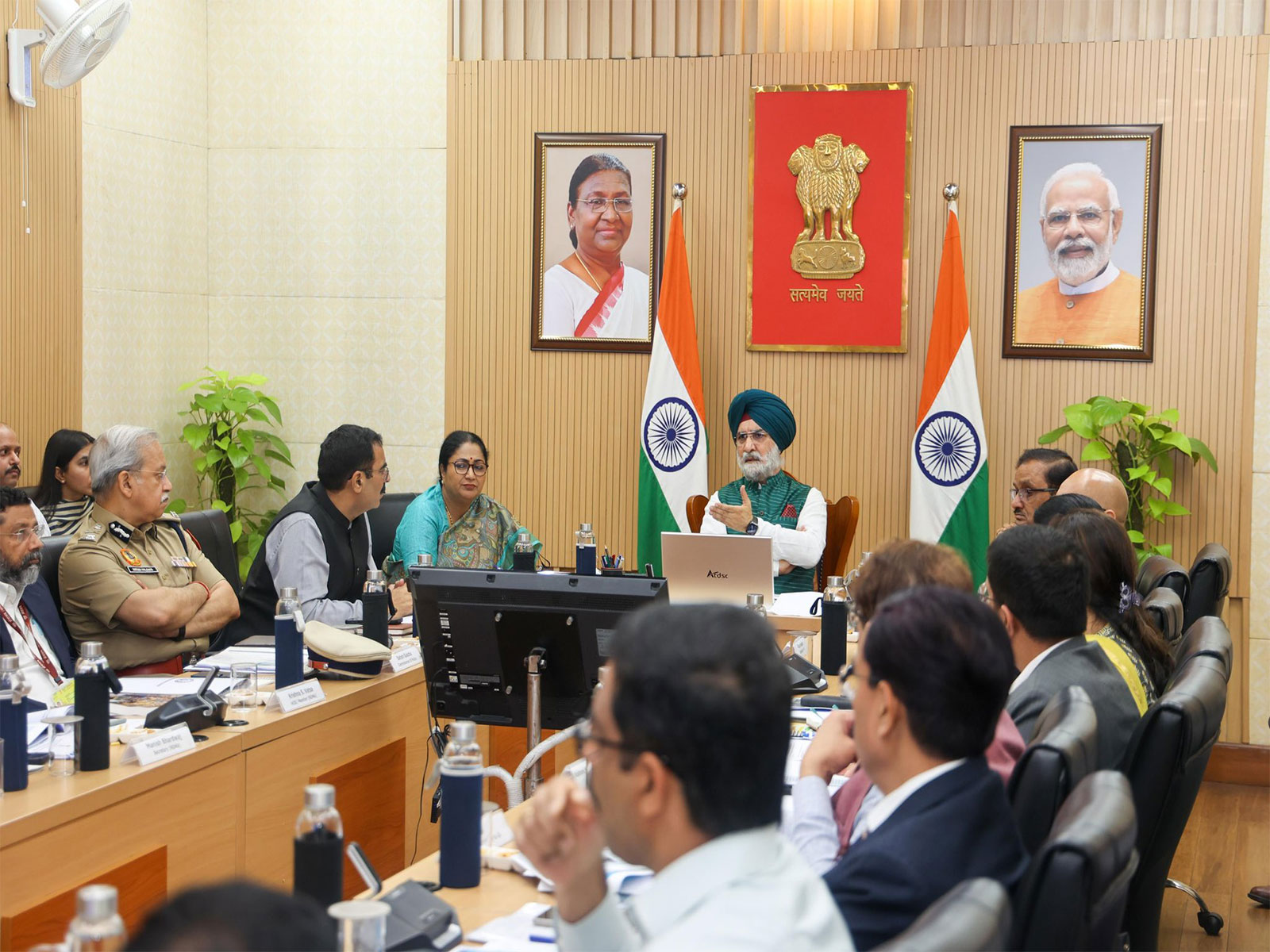 DSDMA reviews disaster preparedness measures at Lok Niwas (Photo/ X @LtGovDelhi)