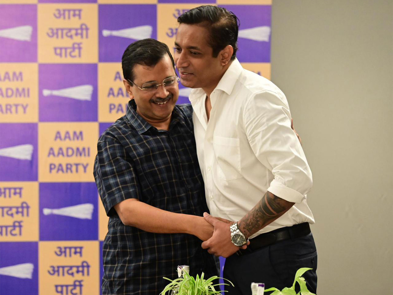 AAP chief Arvind Kejriwal with  Gitesh Naik  (Photo/X@ArvindKejriwal)