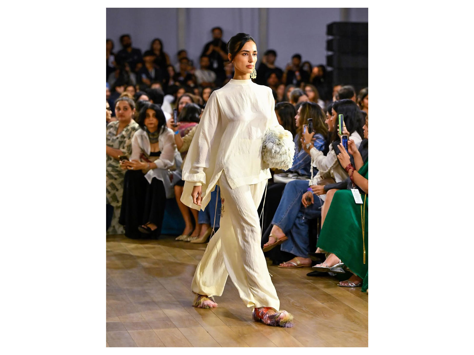 Model Mahieka Sharma (Photo/Instagram@lakmefashionwk)