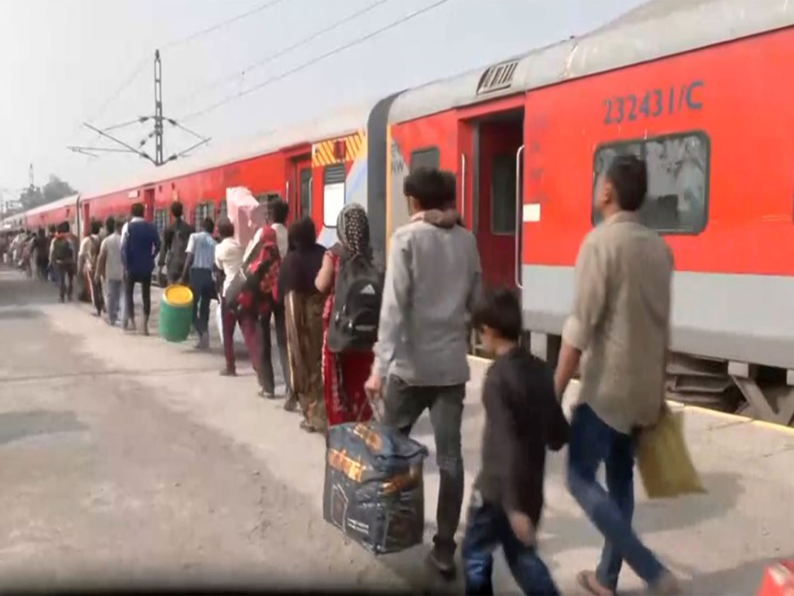 Migrant workers at  Udhna Railway Station in Surat to leave for thier native villages (Photo/ANI)