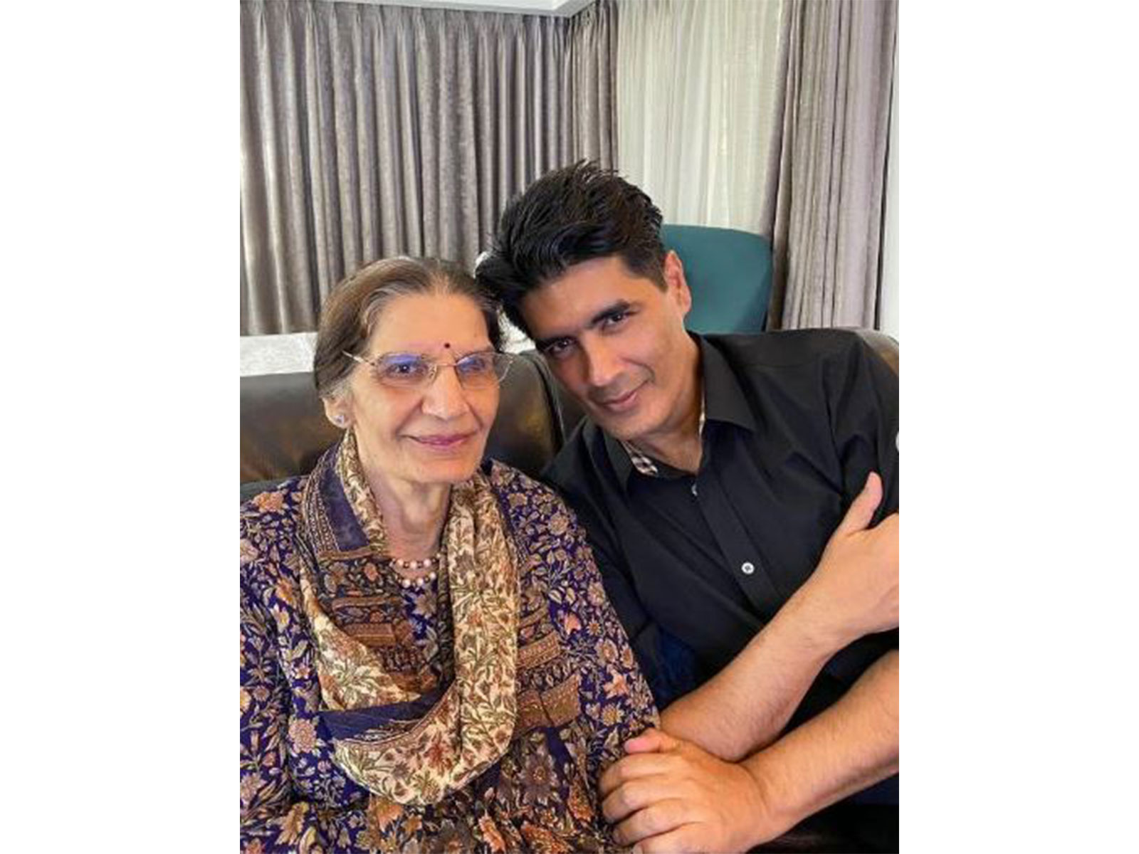 Manish Malhotra with his mother (Photo/Instagram/ manishmalhotra05)
