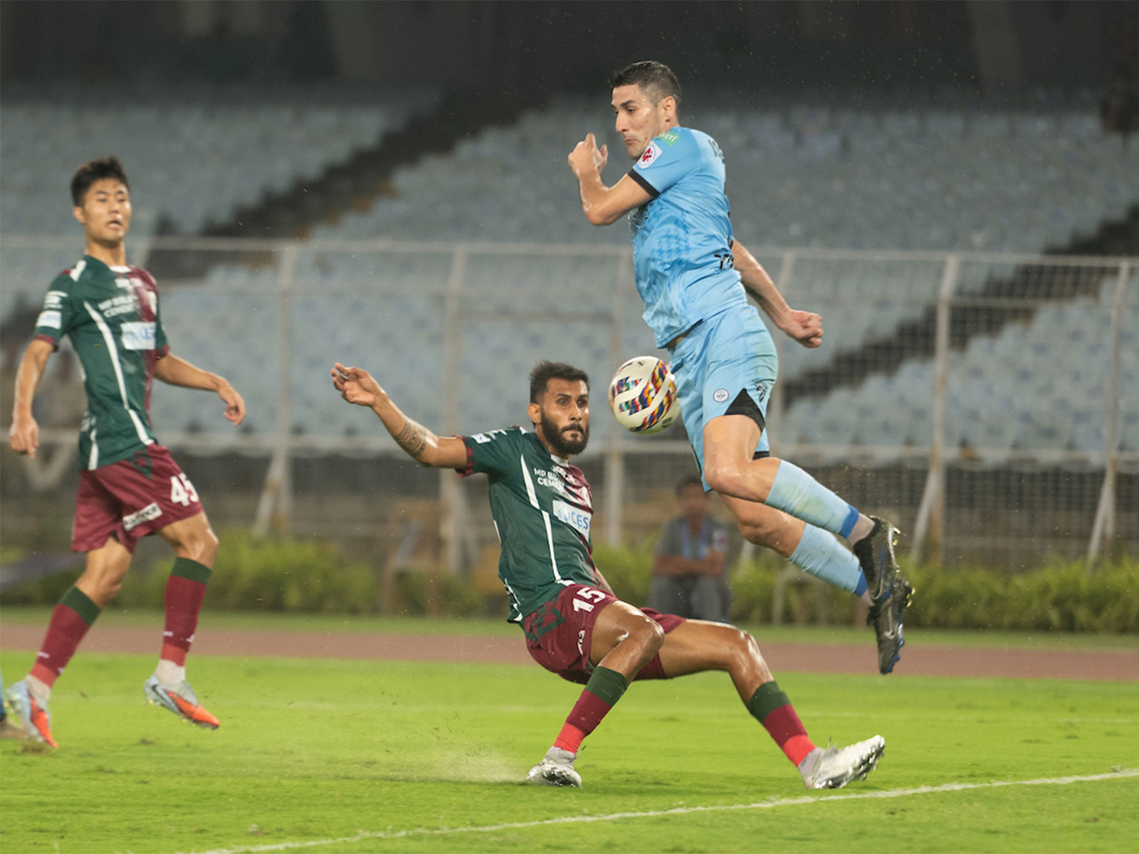 Mumbai City FC and Mohun Bagan Super Giant players in action (Photo: ISL)