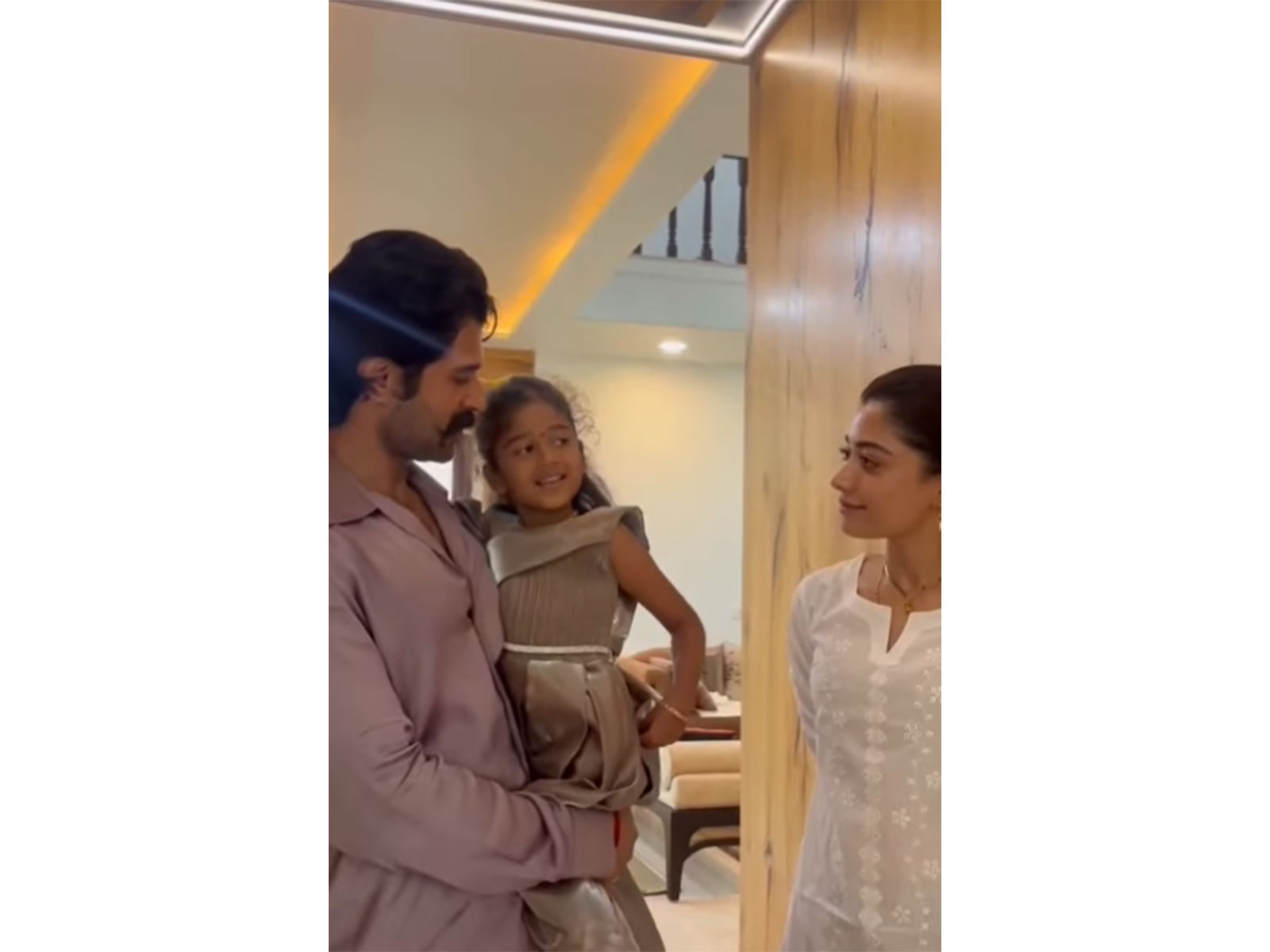 Vijay Deverakonda, Rashmika Mandanna with little fan (Photo/Instagram/@urs_luckythalli)
