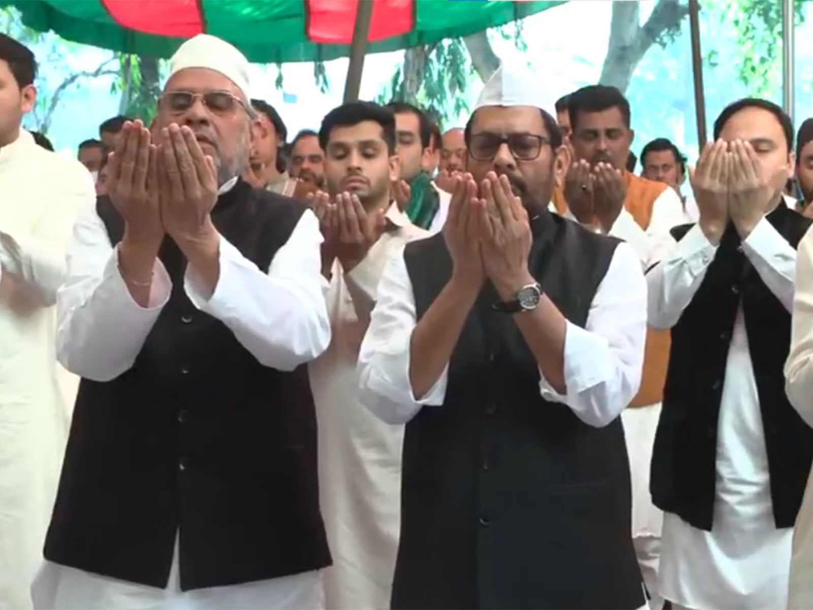 BJP leader Mukhtar Abbas Naqvi offers namaz at Imamia Hall Masjid at Panchkuian Road, on Eid ul-Fitr (Photo/ANI)