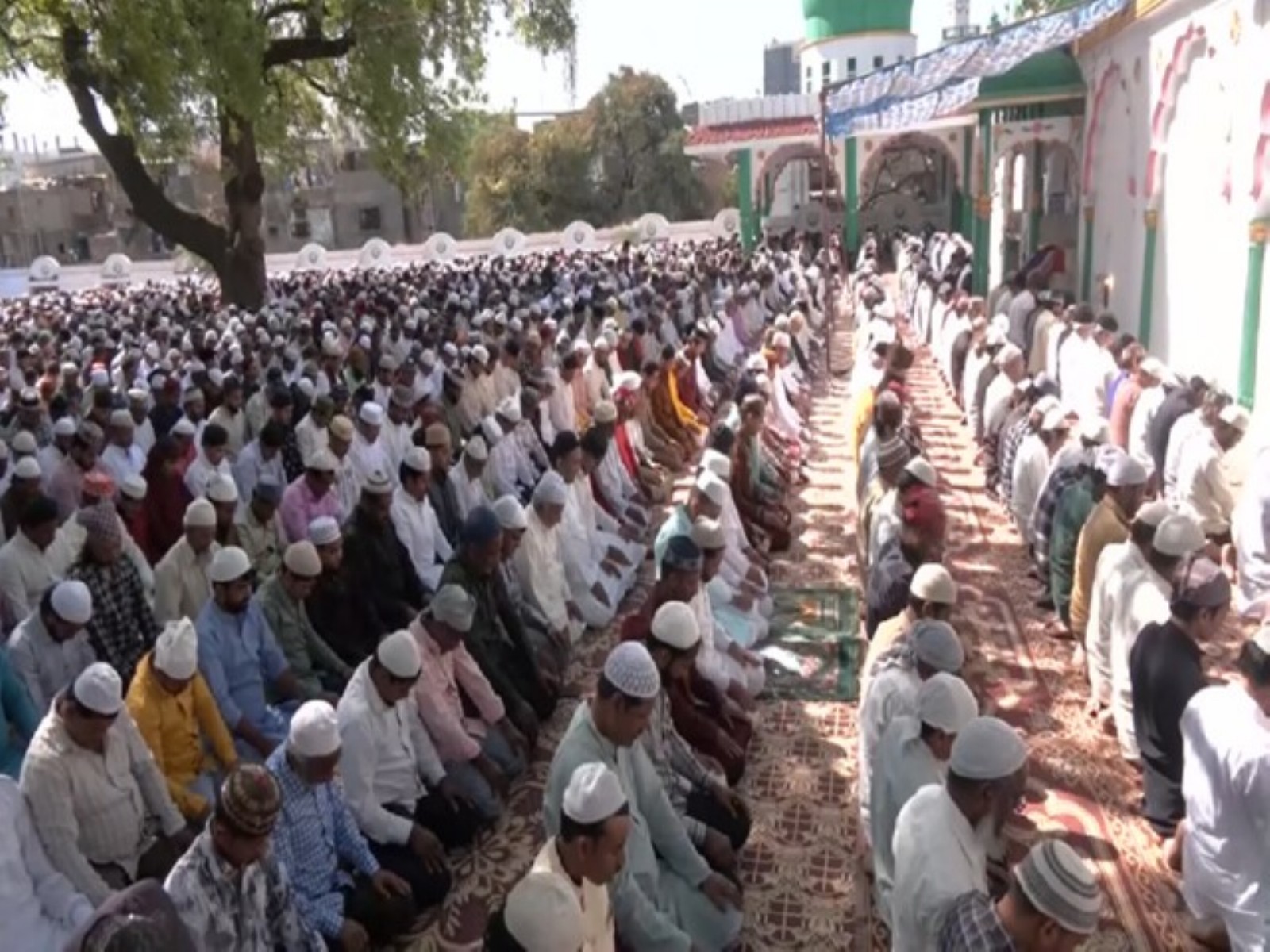 People offering Namaz in Indore (Photo/ANI)