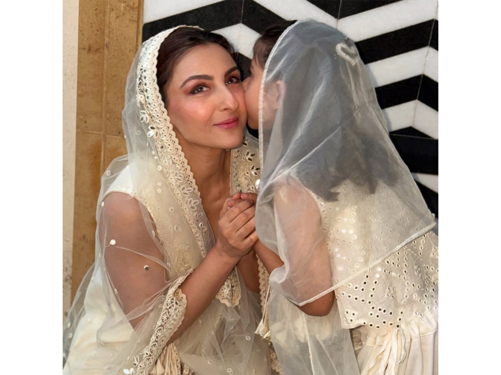 Soha with her daughter Inaaya (Image source: Soha's Instagram)