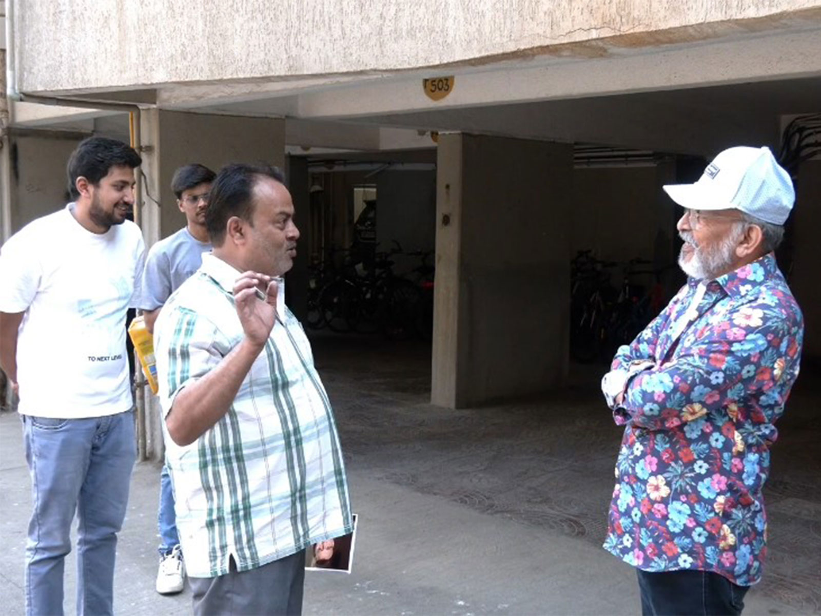 Veteran actor Annu Kapoor with his fan (Image source: ANI)