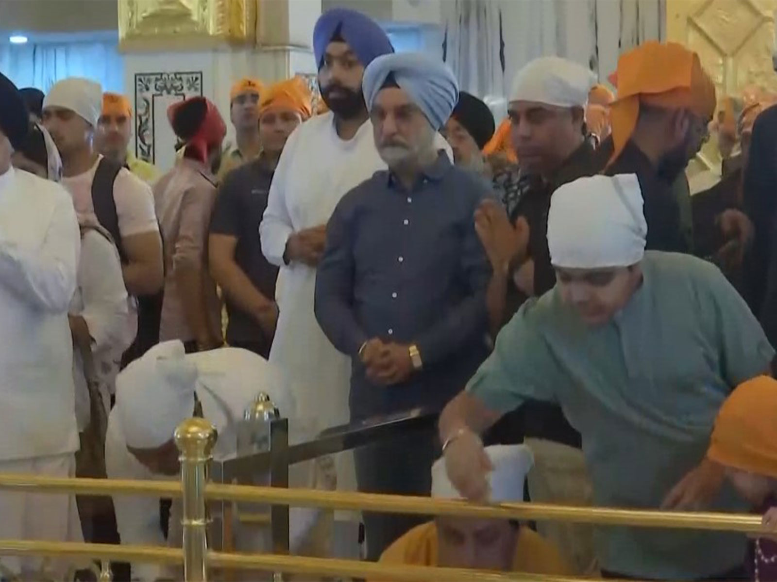 Delhi LG Taranjit Singh Sandhu offers prayers at Bangla Sahib (Photo/ANI) 