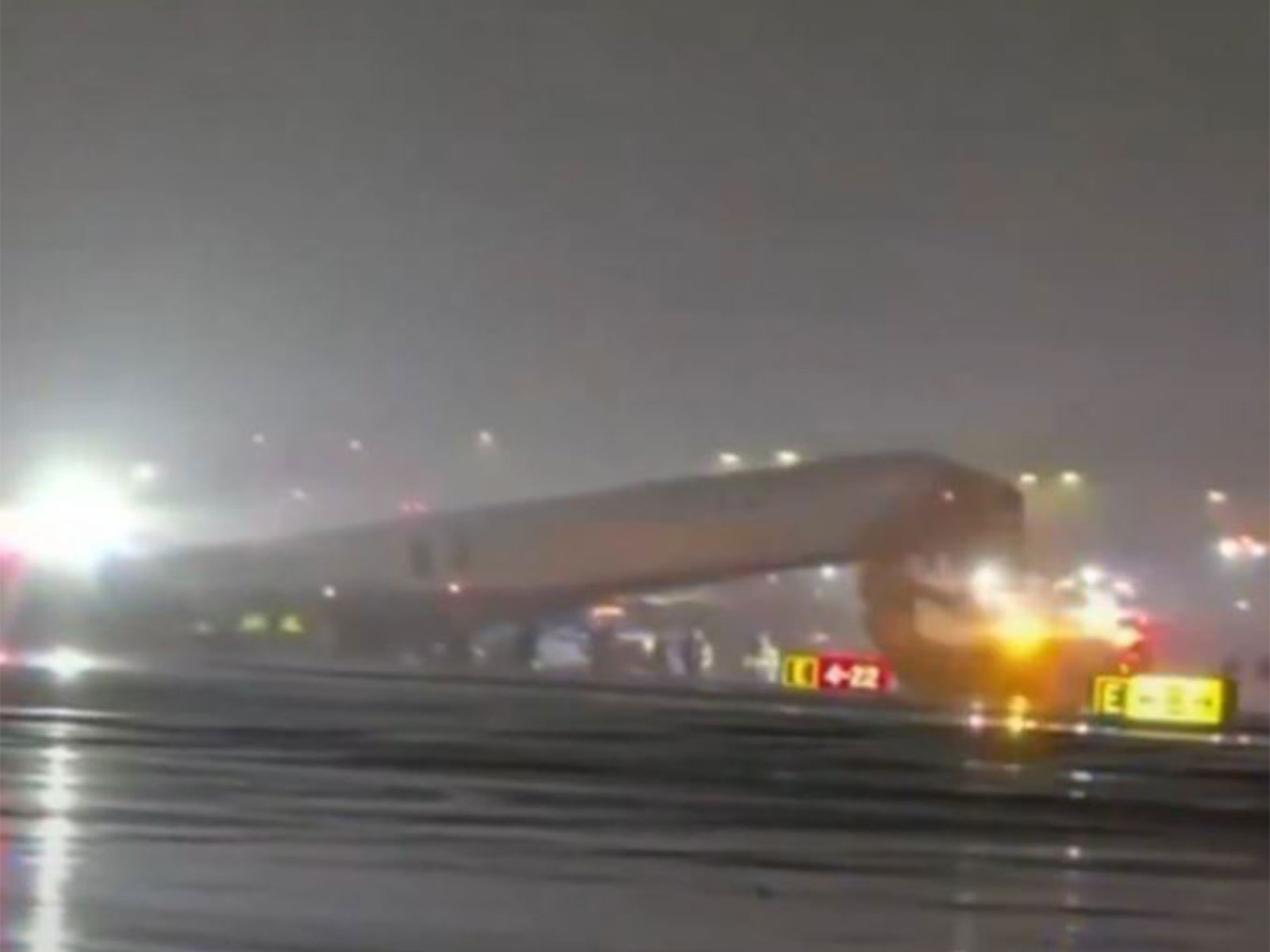 Screengrab of viral video of Air Canada Express plan at La Guardia (Photo/Viral Video)