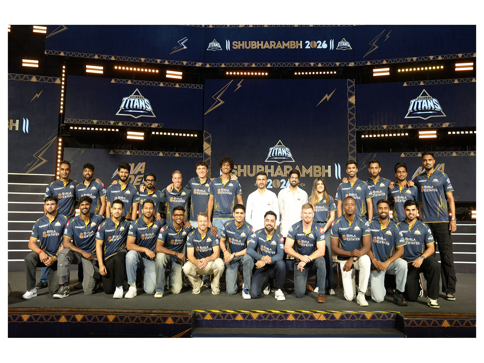 Gujarat Titans squad pose along with owners and partners (Photo: GT)