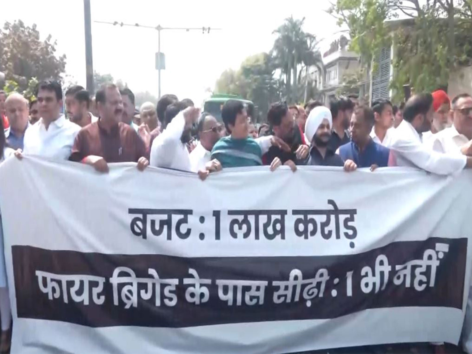 AAP MLAs hold protest outside Delhi Assembly (Photo/ANI)