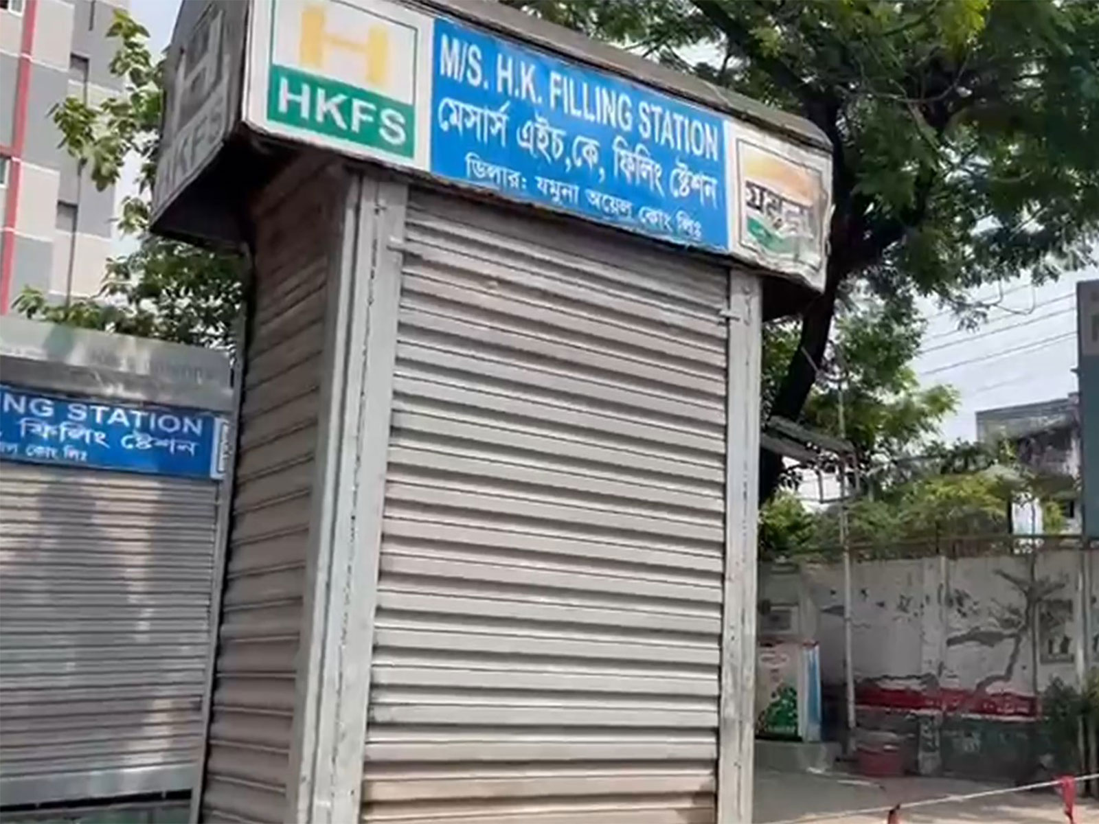 Fuel shortage shuts many petrol pumps in Dhaka (Photo/ANI)