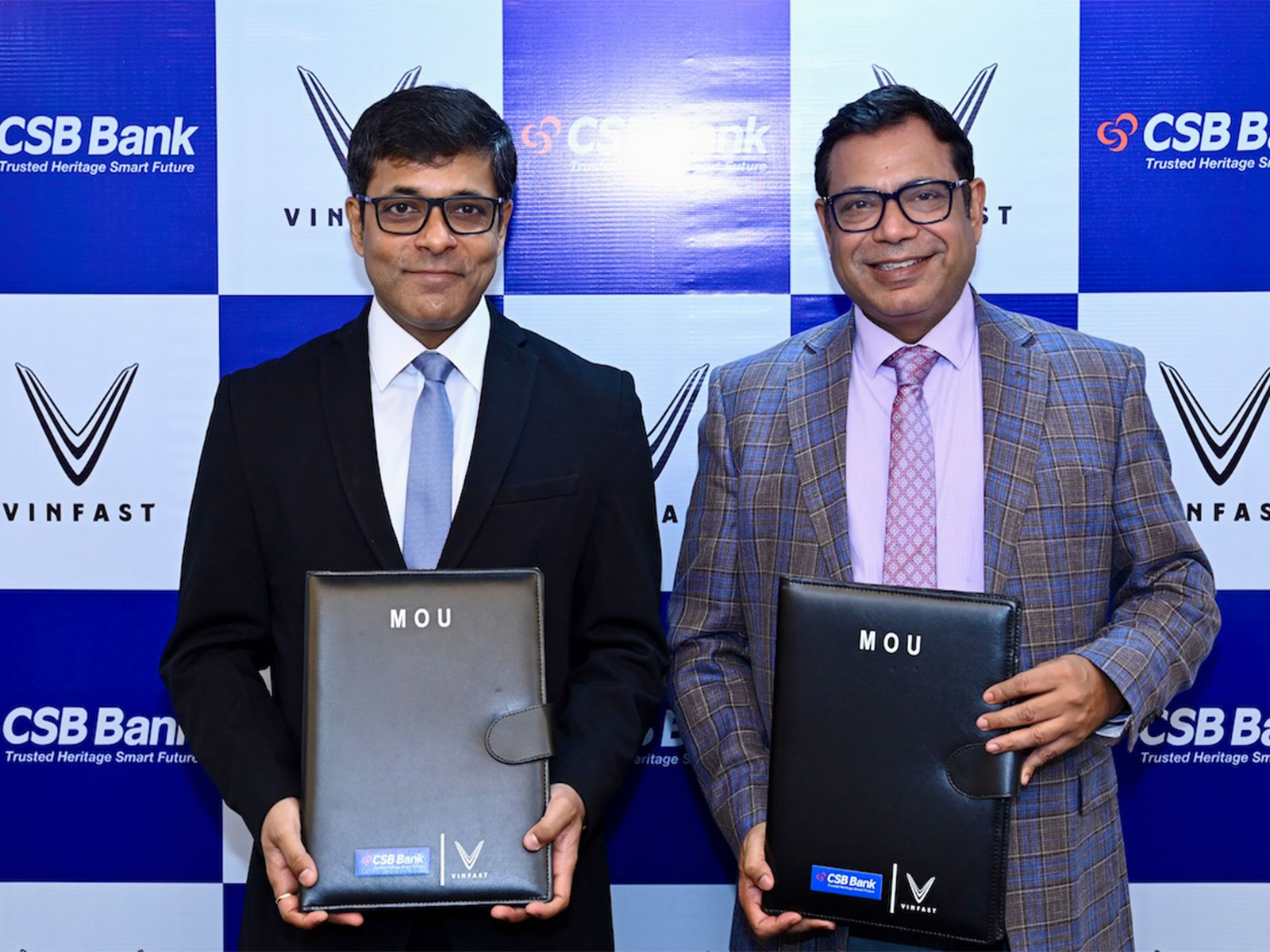 Mr. Tapan Ghosh (left), CEO of VinFast India, and Mr. Narendra Dixit, Head of Retail Banking at CSB Bank, at the signing ceremony