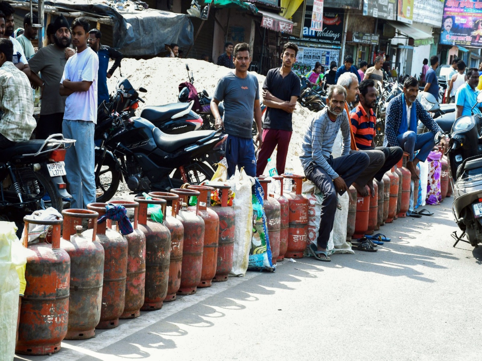 People wait in a queue with empty LPG cooking gas cylinders to avail refilled ones(Photo/ANI)