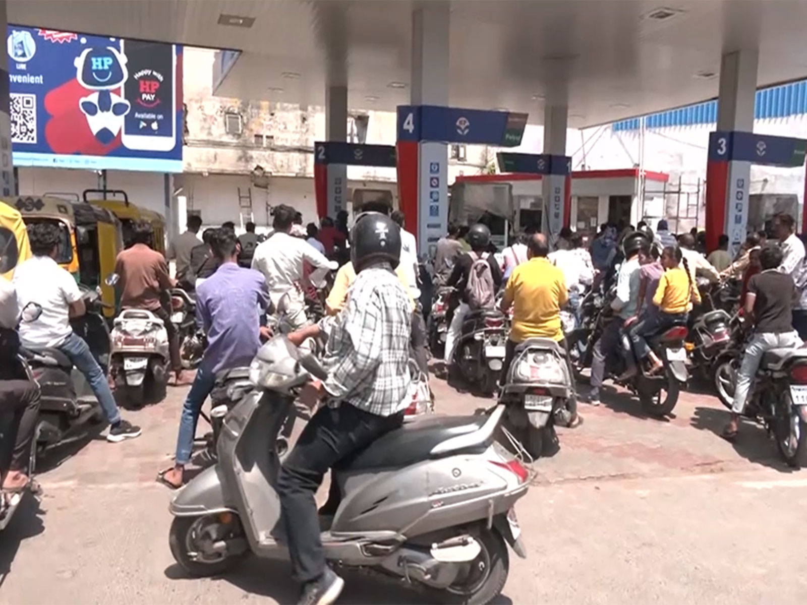Long queues at a fuel station in Indore (Photo/ANI)
