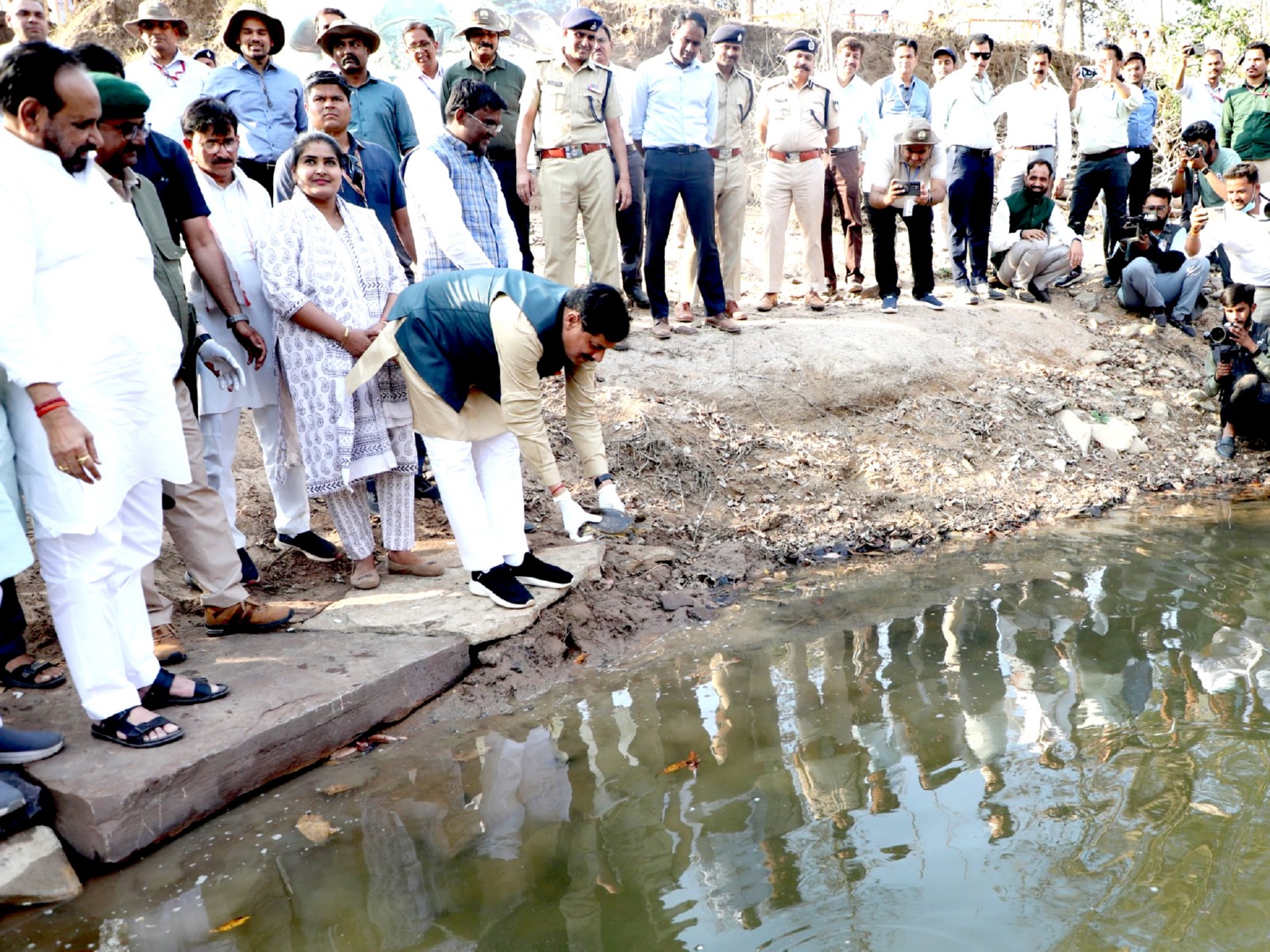 MP CM Mohan Yadav is releasing the turtle into Bamner River (Photo/DPR)