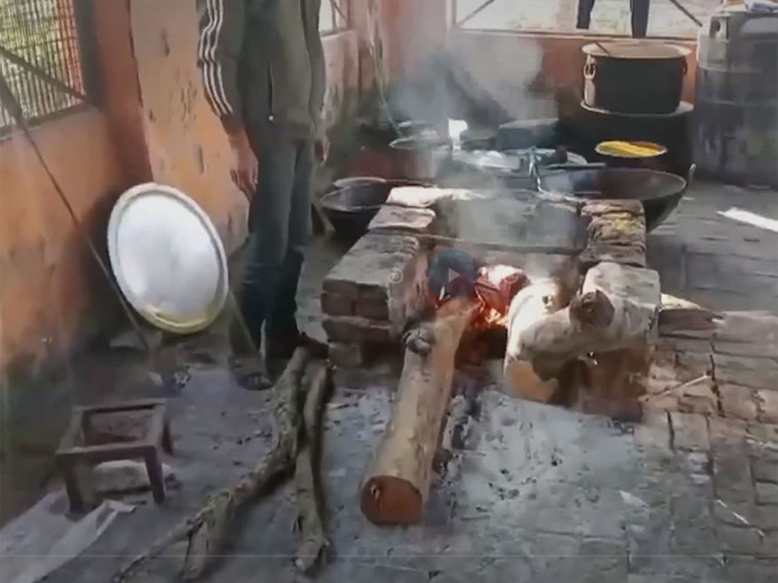Food is being cooked using woodfire for the 'Bhandara' during Chaitra Navratri (Photo/ANI)