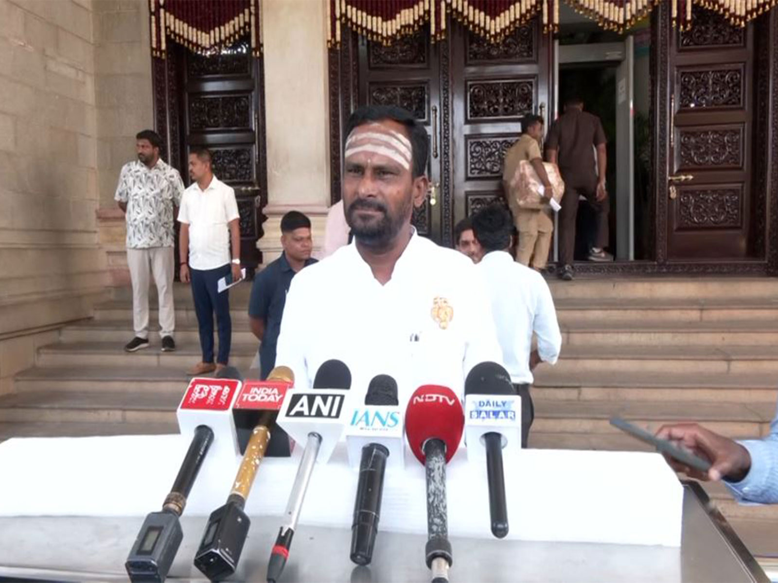 Congress MLA Kashappanavar Vijayananda Shivashankarappa (Photo: ANI)