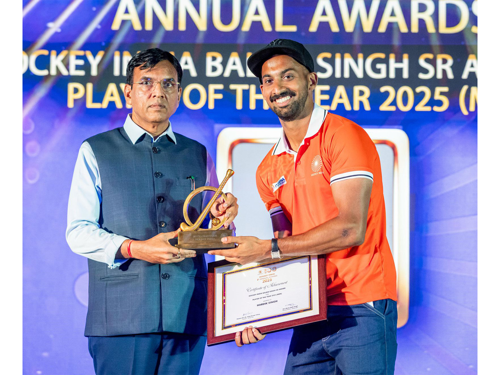 Hockey player Hardik Singh with Mansukh Mandaviya. (Photo/Hockey India)
