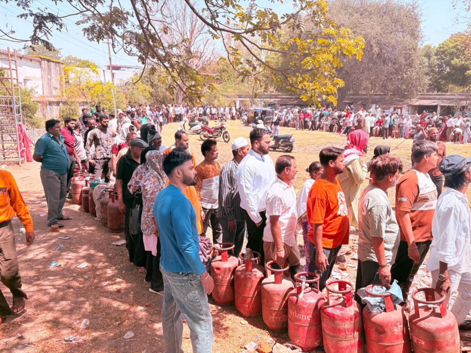 Long queue for LPG cylinder near a gas agency in Bhopal (Photo/ANI)