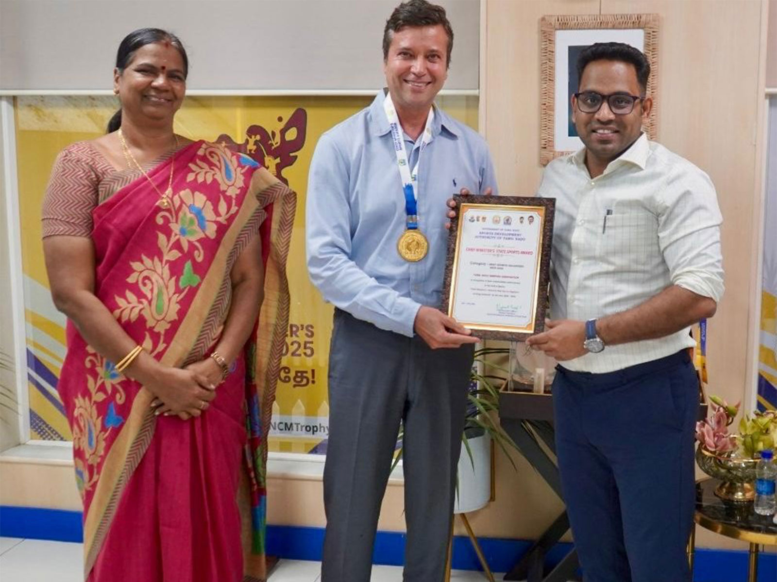 Arun Vasu, President, Surfing Federation of India (SFI) receives the award. (Photo/Tamil Nadu Surfing Association)