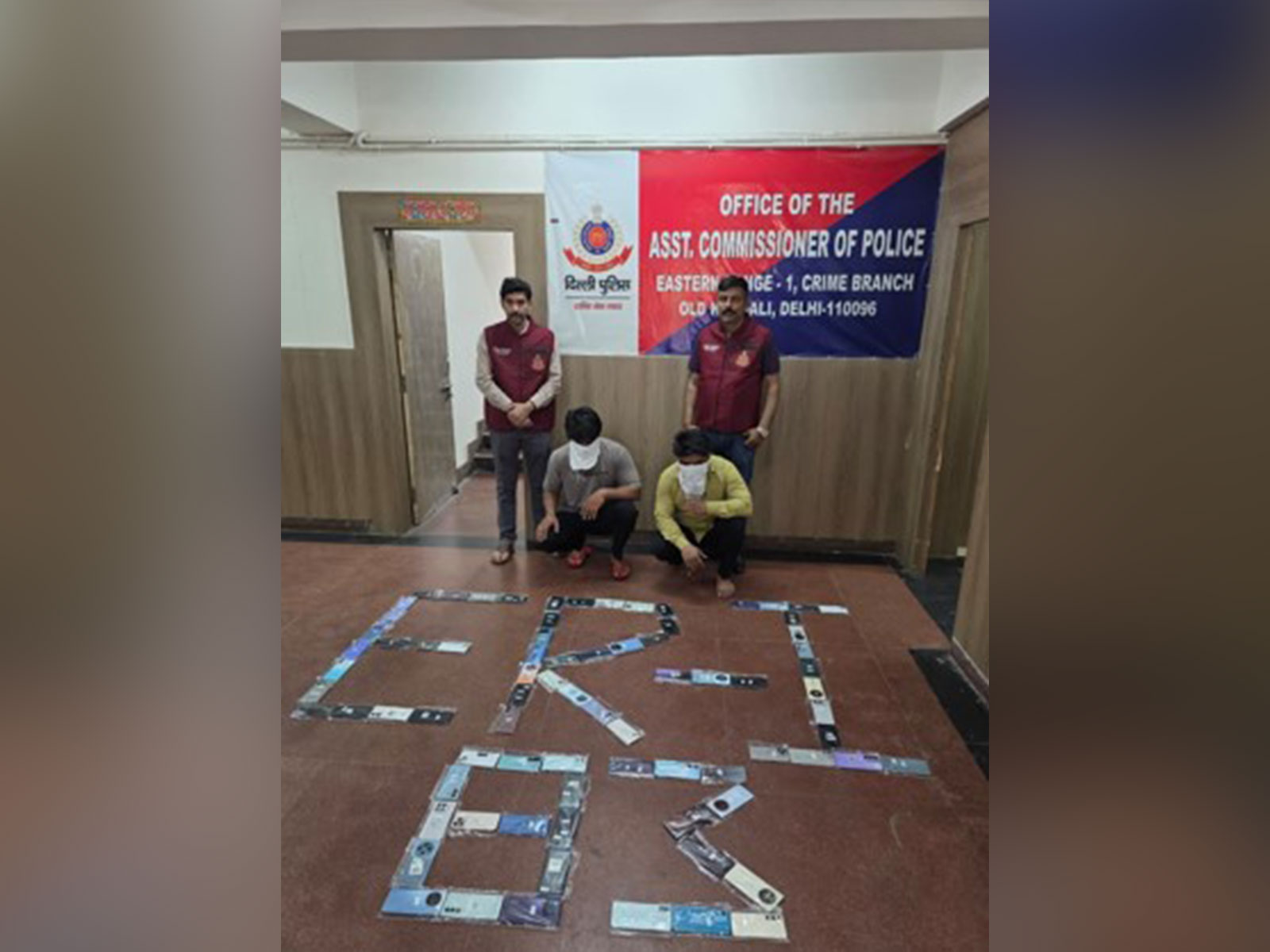 Crime Branch officials with seized stolen mobile phones in Delhi (Photo/Delhi Crime Branch) 