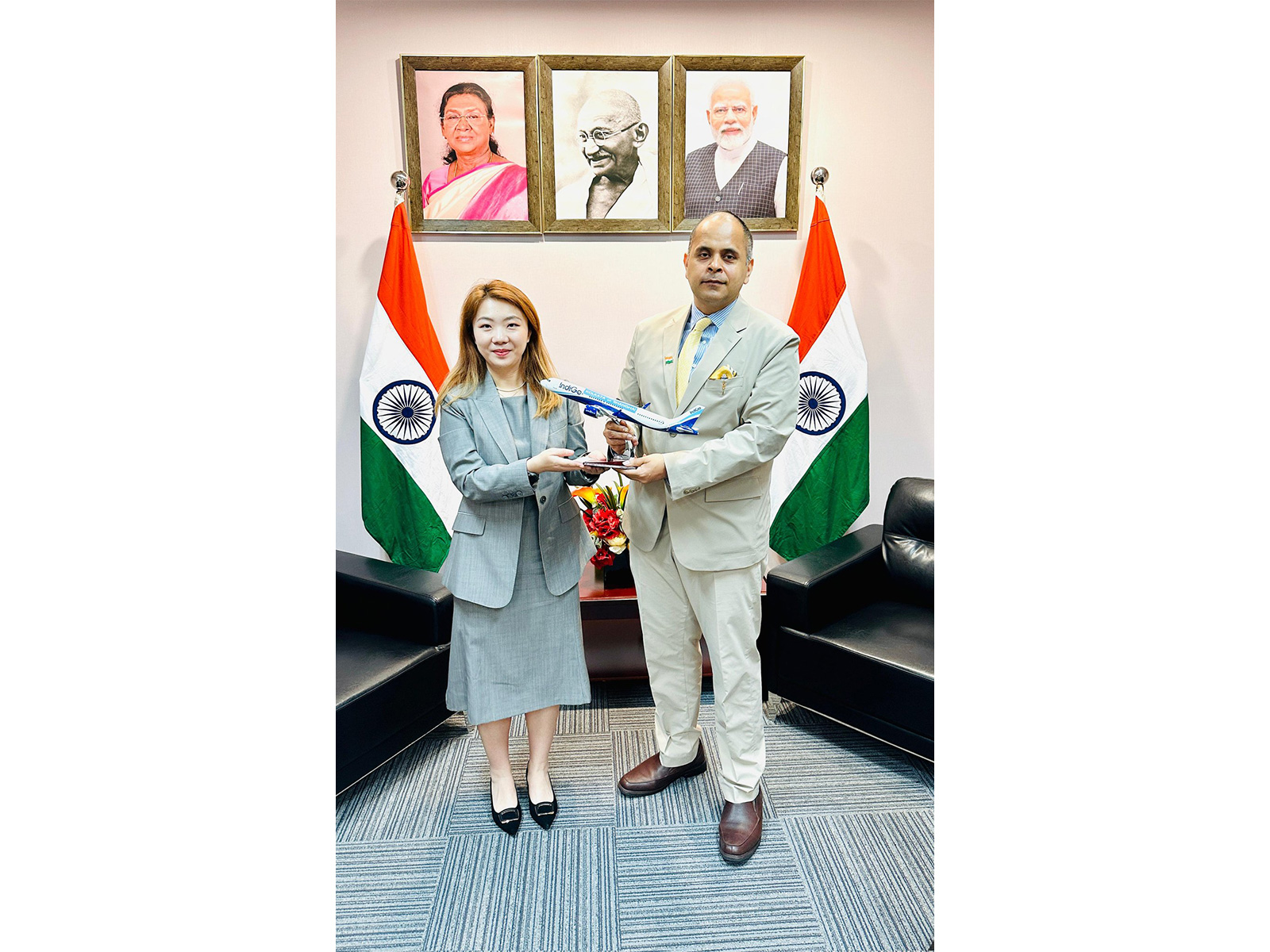 Indian Consul General with IndiGo management (Photo: X@IndiaInShanghai)