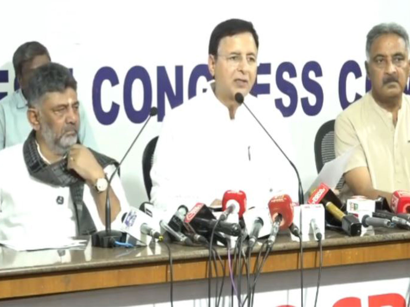Karnataka Deputy Chief Minister DK Shivakumar and Congress in-charge for the state Randeep Singh Surjewala  (Photo/ @rssurjewala)