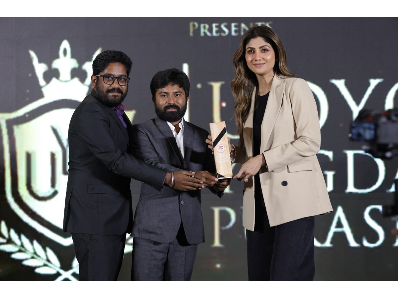 100 Yards Constructions & Consultancy Pvt. Ltd. Honoured with 'Udyog Yogdaan Puraskar' by Shilpa Shetty