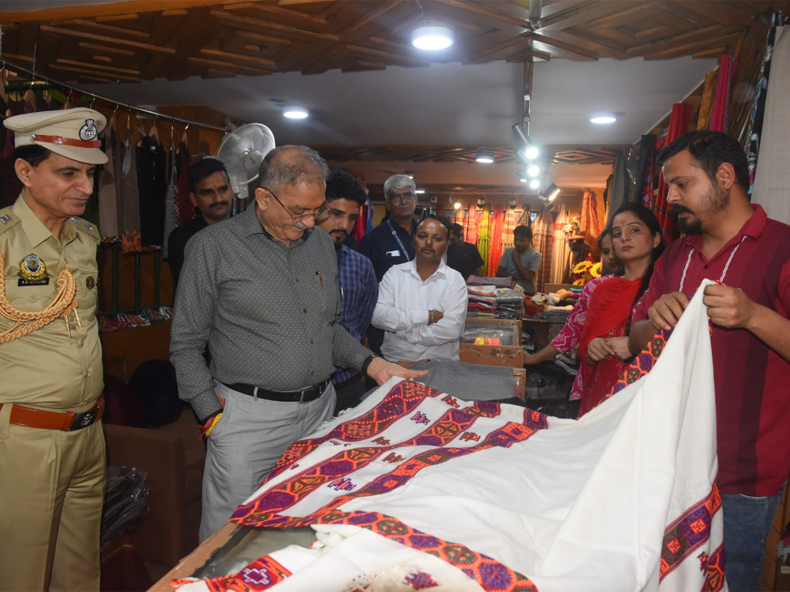 Governor Kavinder Gupta visits Himachal Emporium in New Delhi (Photo/ANI)