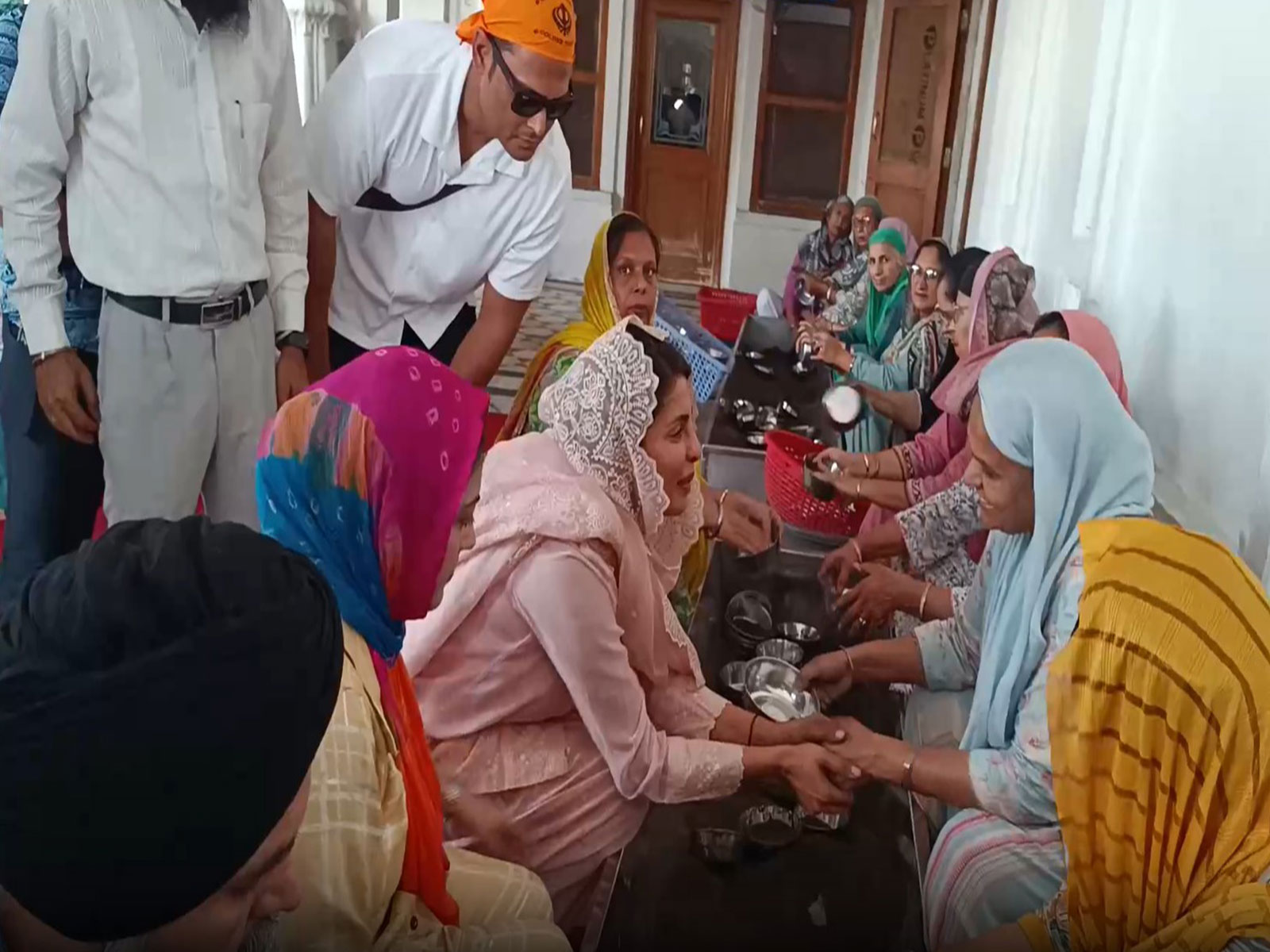 Priyanka Chopra offering Seva at Golden Temple (Photo/ANI)
