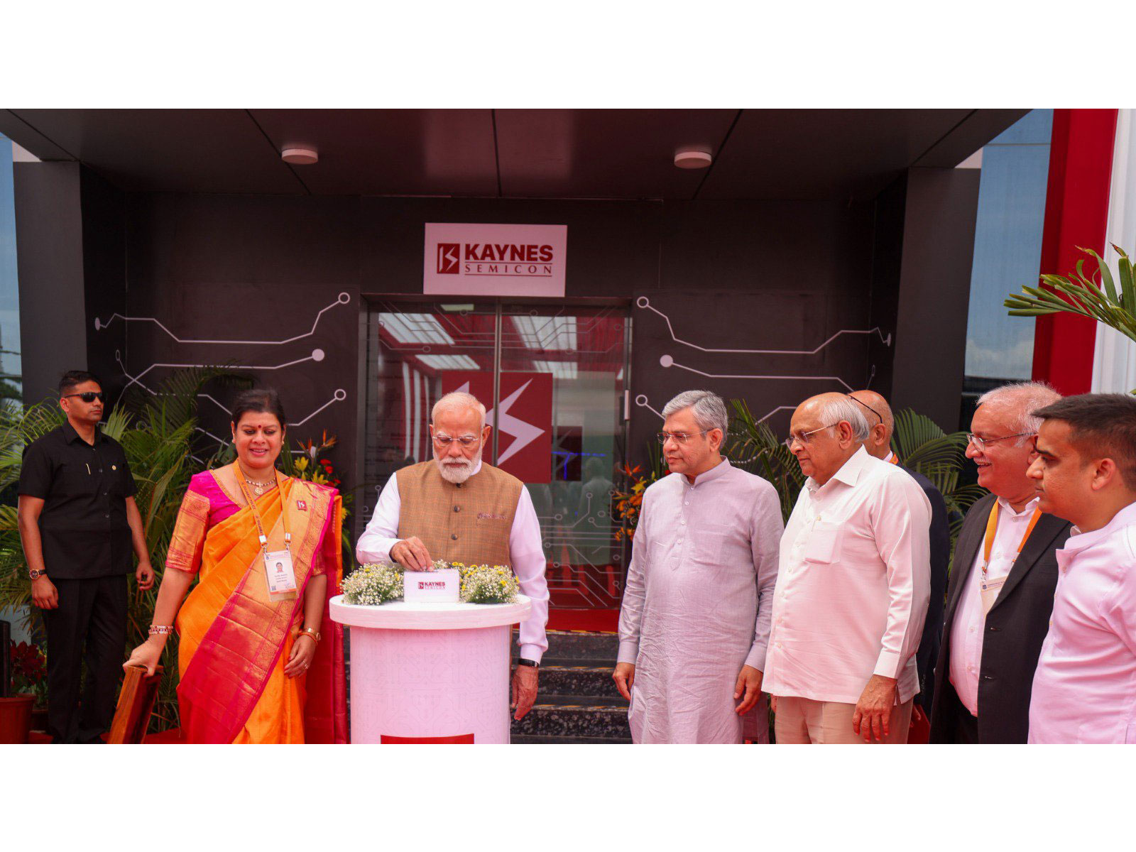 PM Modi with Union Minister Ashwini Vaishnaw and Gujarat CM Bhupendra Patel at Kaynes Technology semiconductor plant (Photo/X@narendramodi)