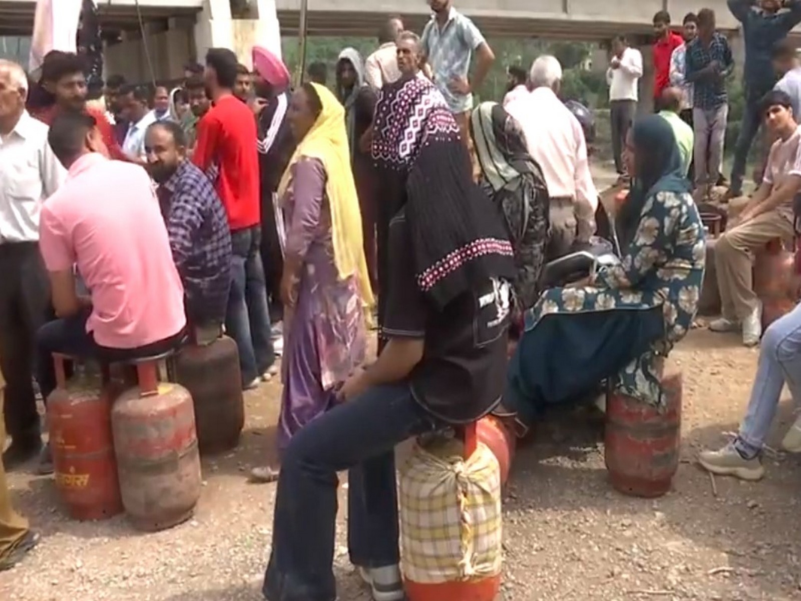 Long queues outside LPG distribution point in J-K (Photo/ANI)