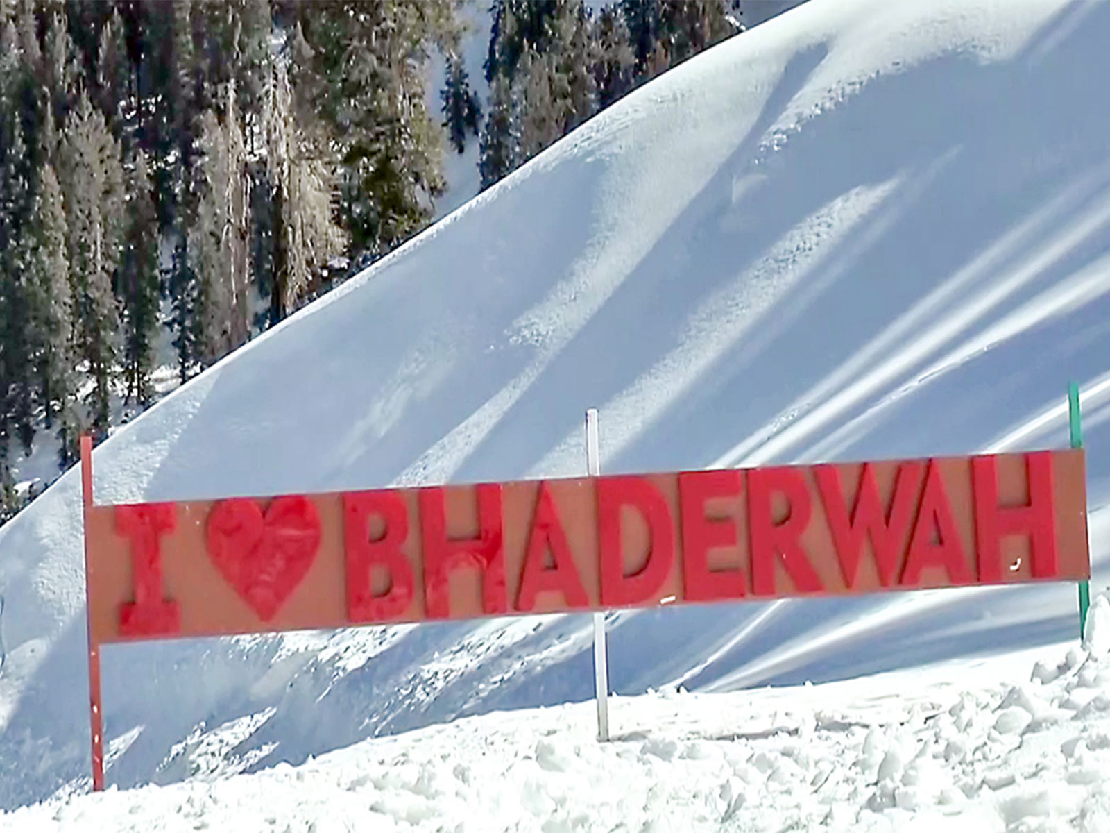 A visual of a snow-covered landscape, followed by a fresh spell of snowfall in Bhaderwah. (Photo/ANI)
