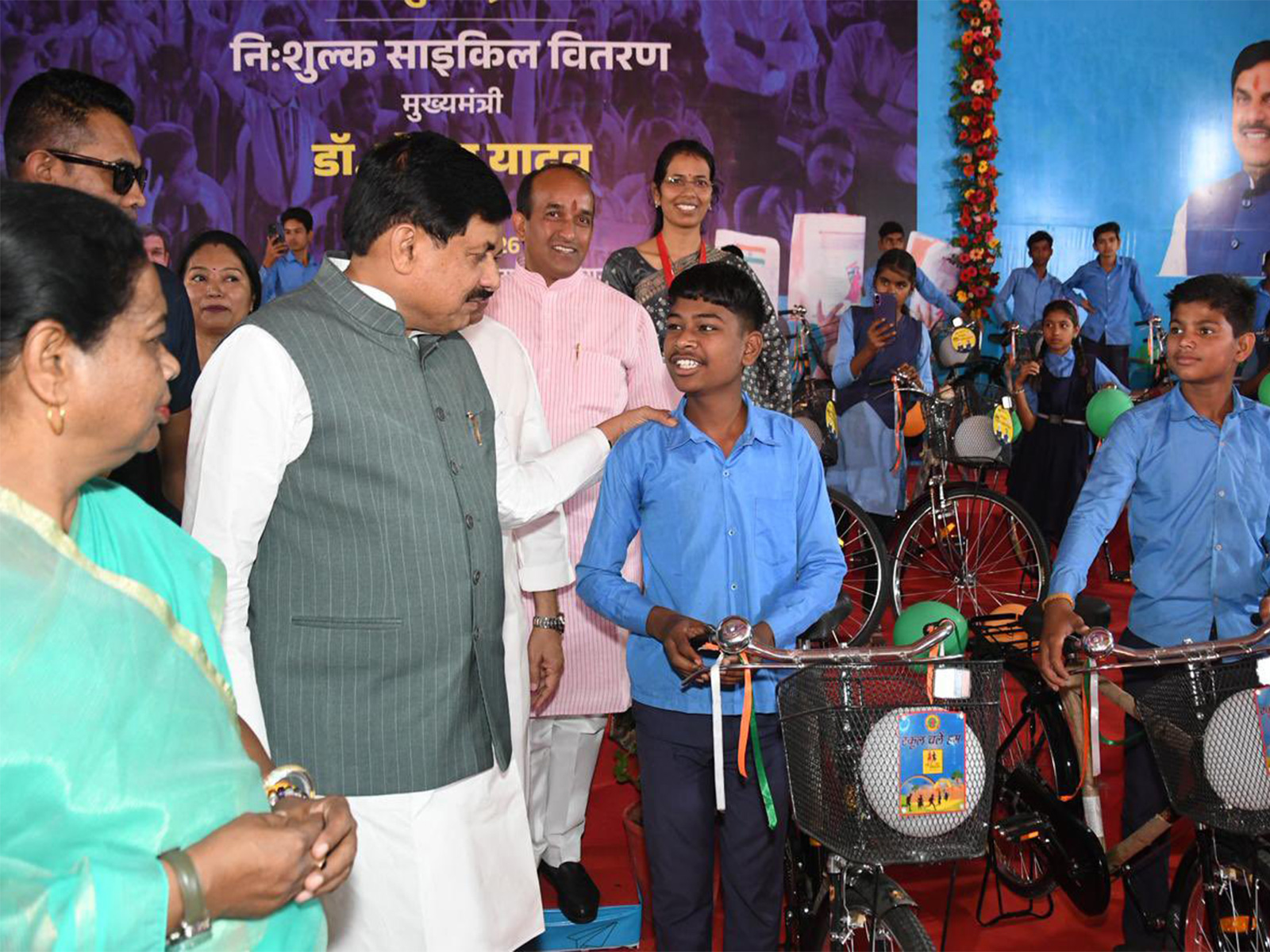 MP CM Mohan Yadav is distributing bicycles to students (Photo/ X @CMMadhyaPradesh)