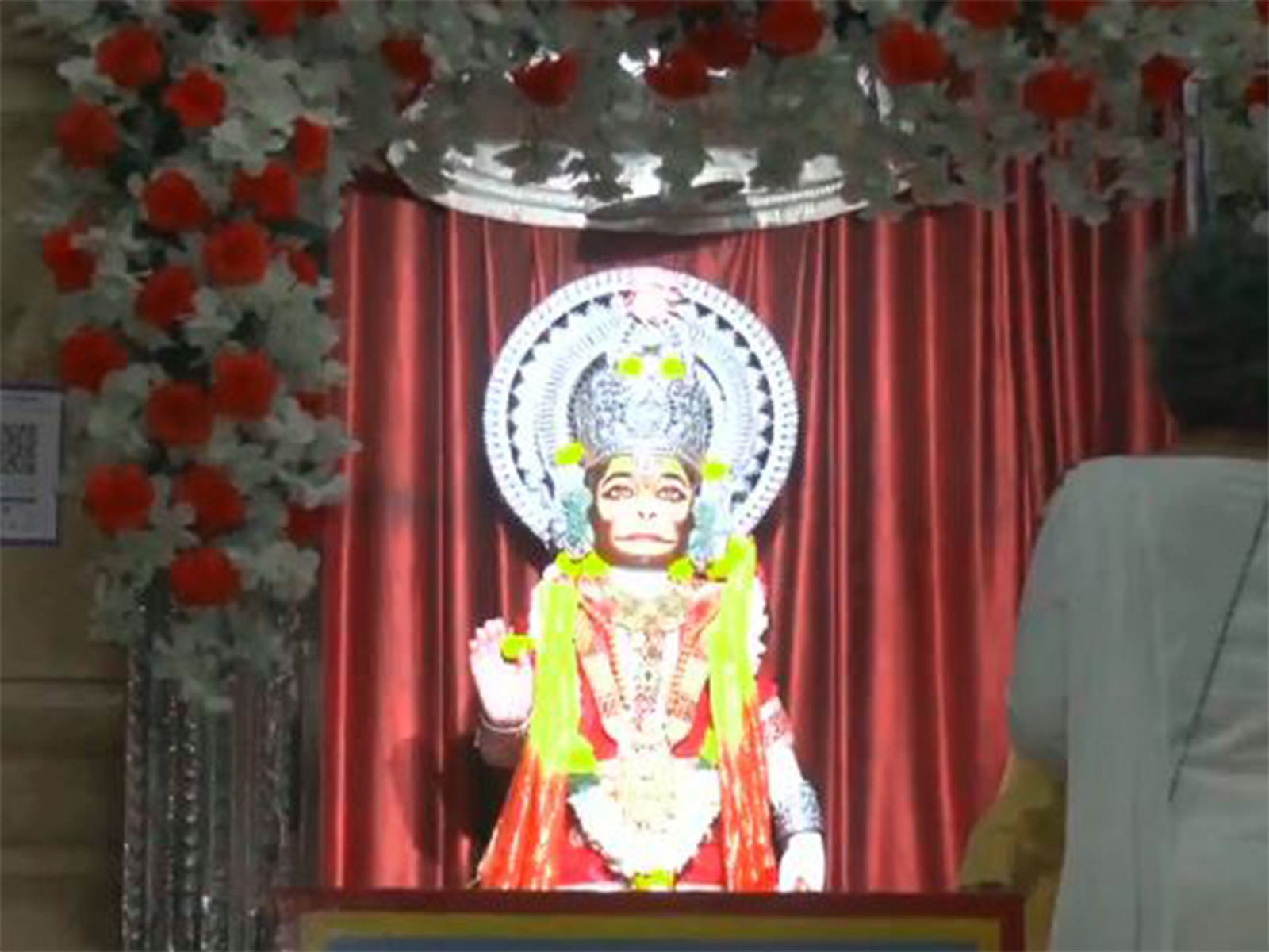 Devotees offering prayers at Delhi's Chhatarpur Hanuman Mandir  (Photo/ANI)