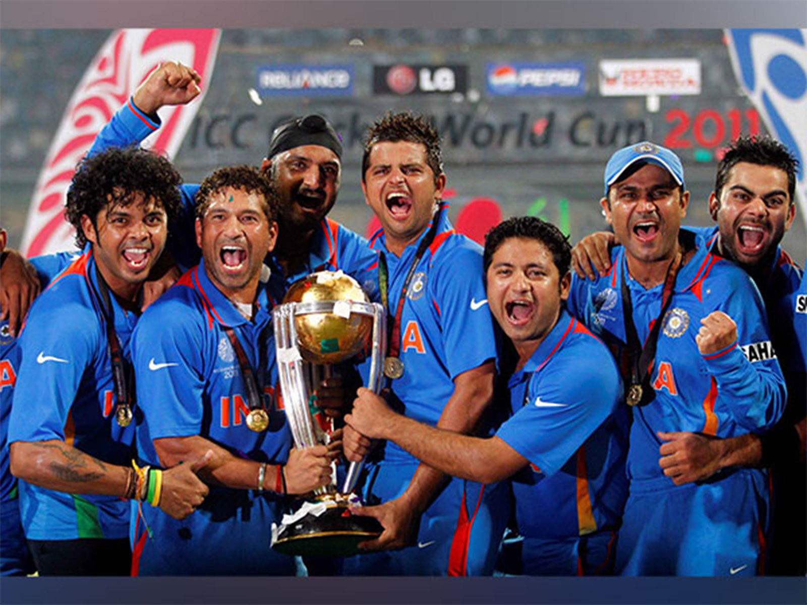 Team India with the World Cup trophy. (Photo:X/@JayShah))