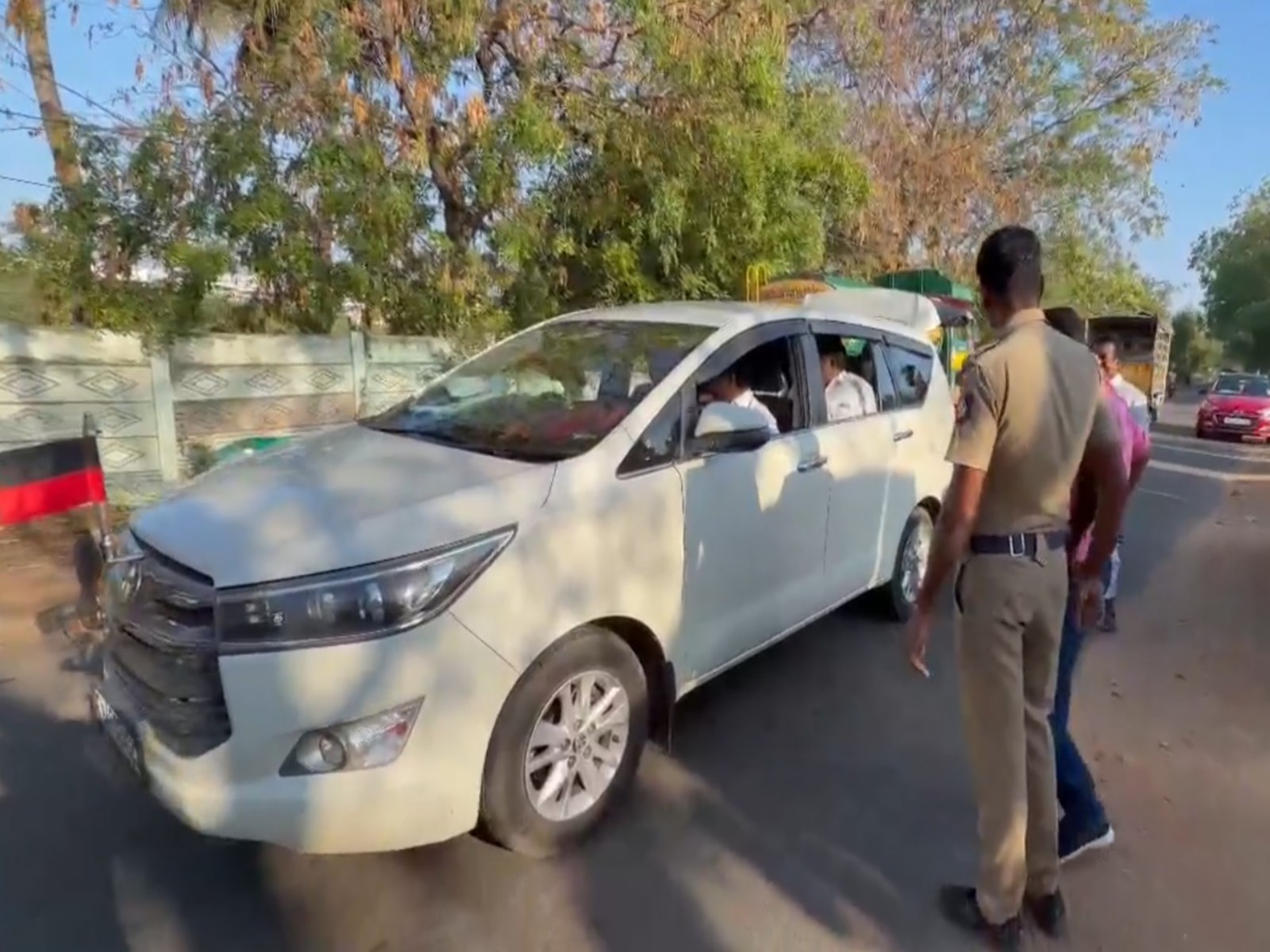 Flying squad inspects Tamil Nadu Minister Anbil Mahesh Poyyamozhi vehicle in Thiruverumbur (Photo/ANI)