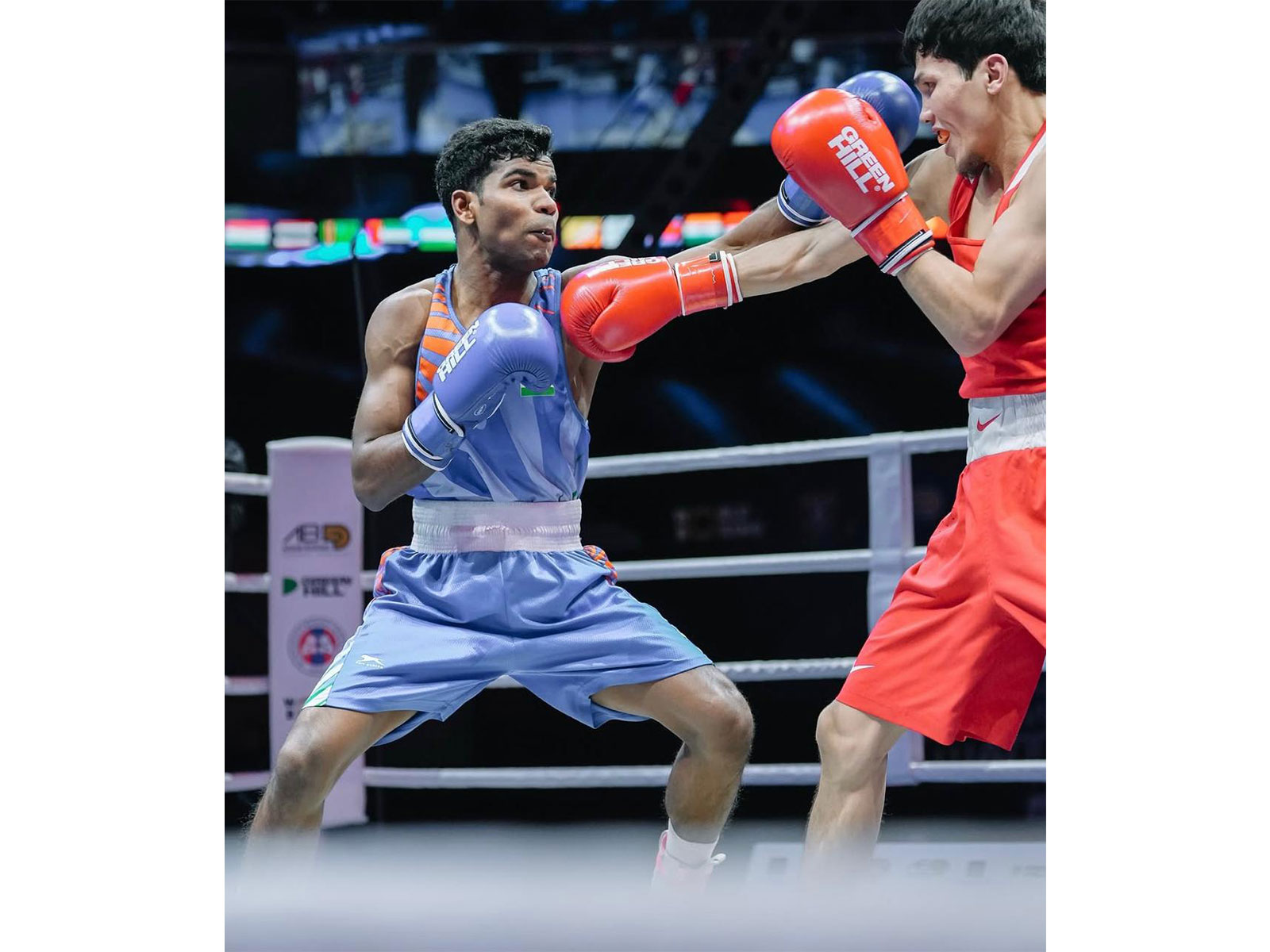Vishvanath Suresh (L). (Photo/Asian Boxing)