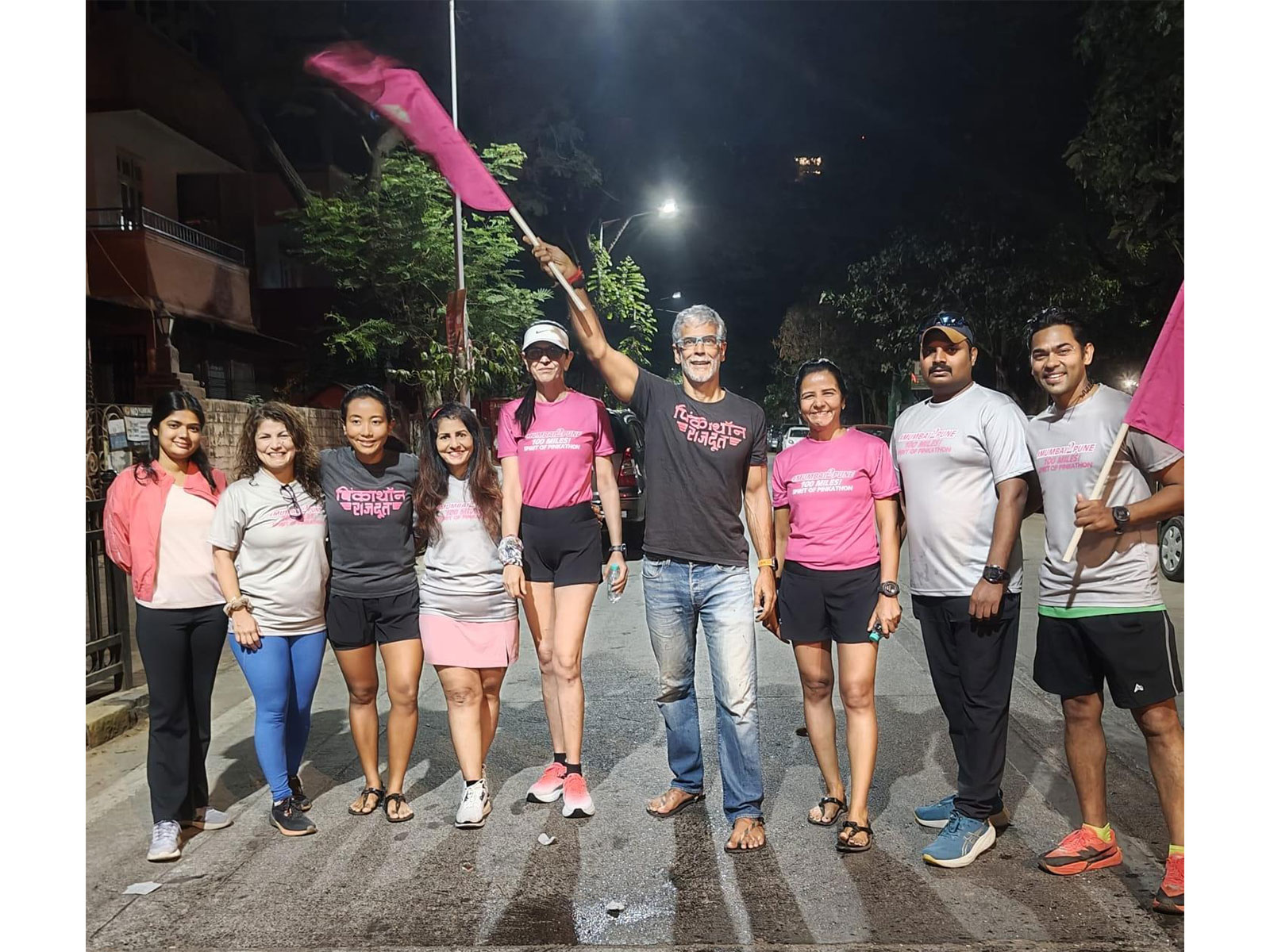 Milind Soman and Ankita Konwar flagging off Spirit of Pinkathon at Shivaji Park (Photo: Pinkathon)