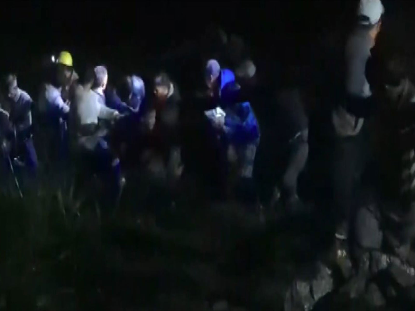 Rescue operation by Kullu Administration (Photo/Kullu Adminstration)