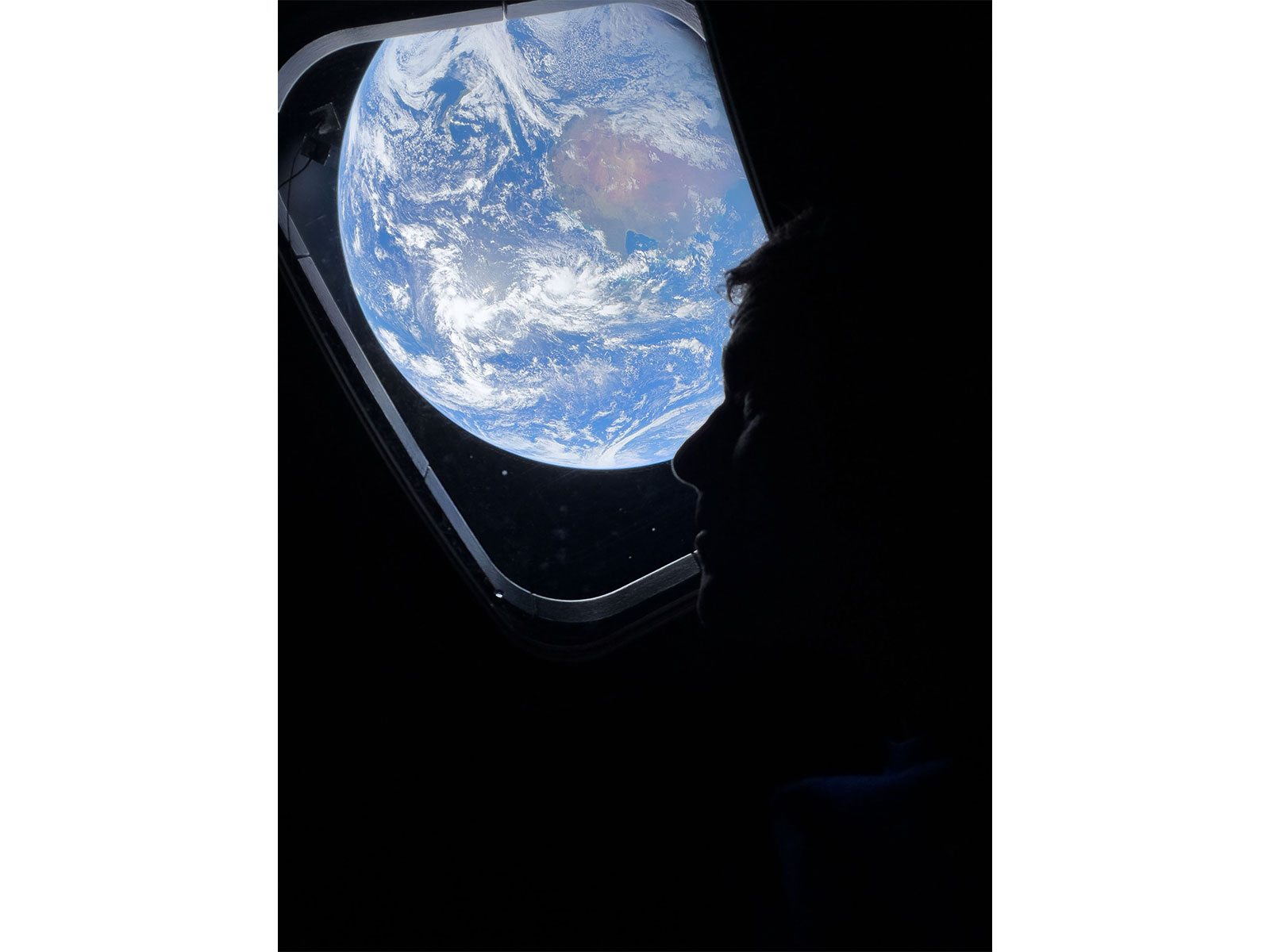Astronaut aboard Artemis II shares view from window (Photo: X@astro_reid)