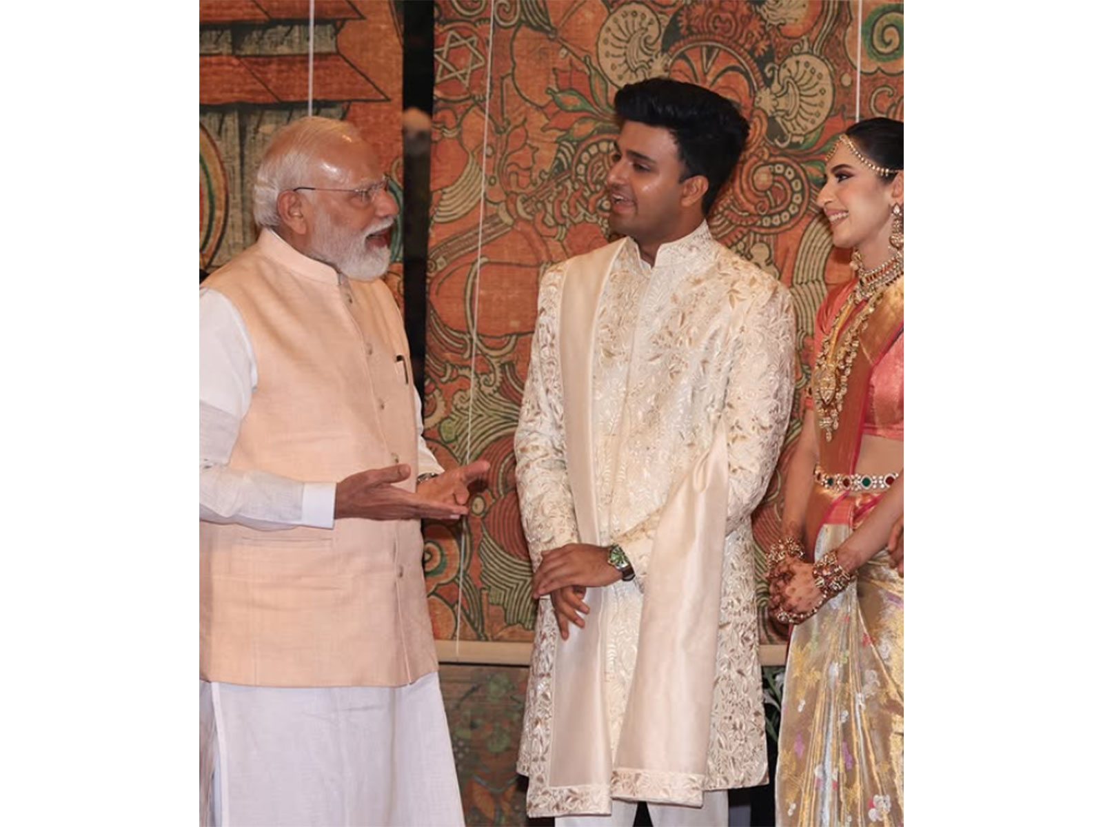 PM Modi with Sudarshan MJ and Disha Sharma (Photo/Instagram/@rajatsharmalive)