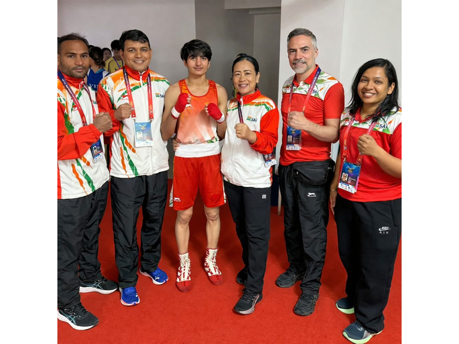 Meenakshi (centre) with the Indian coaching team (Photo: Asian Boxing)