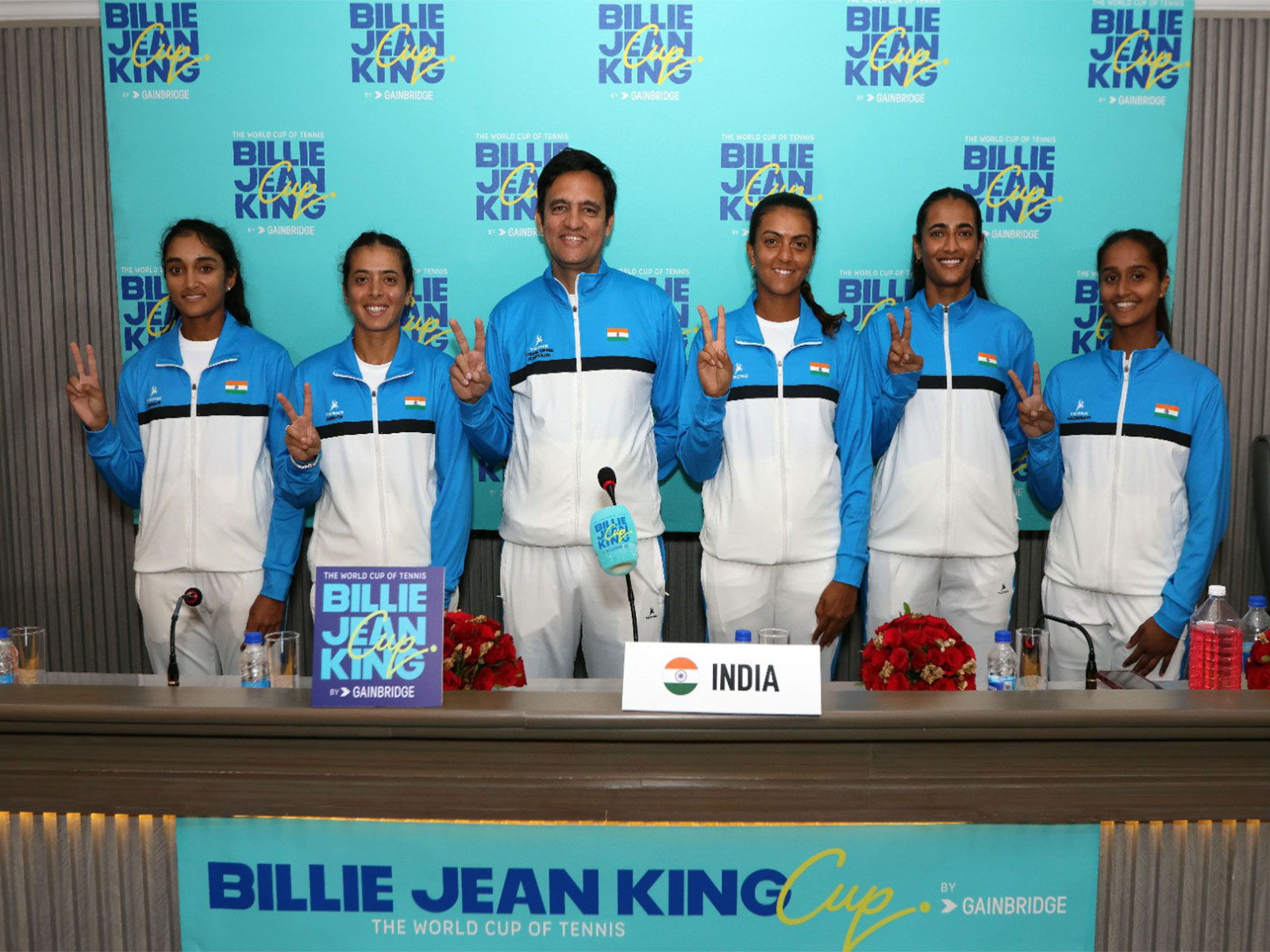 Sahaja Yamalapalli, Ankita Raina, Vishal Uppal (Captain), Zeel Desai, Rutuja Bhosale, Vaishnavi Adkar (L-R). (Photo: BJK Cup)